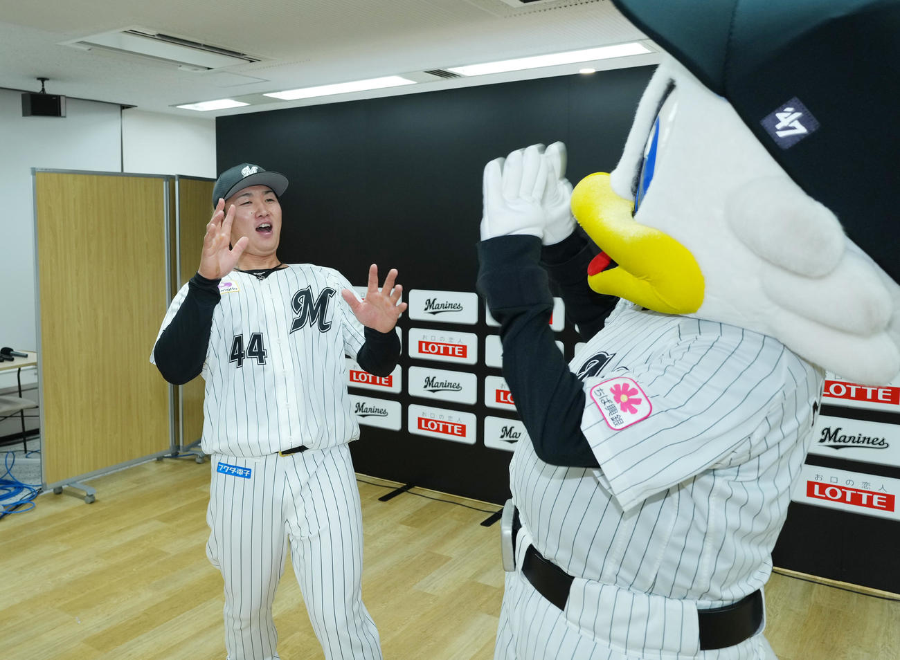 ロッテ新入団選手発表会を終え、マスコットのマーくんとじゃれる宮崎（撮影・菅敏）