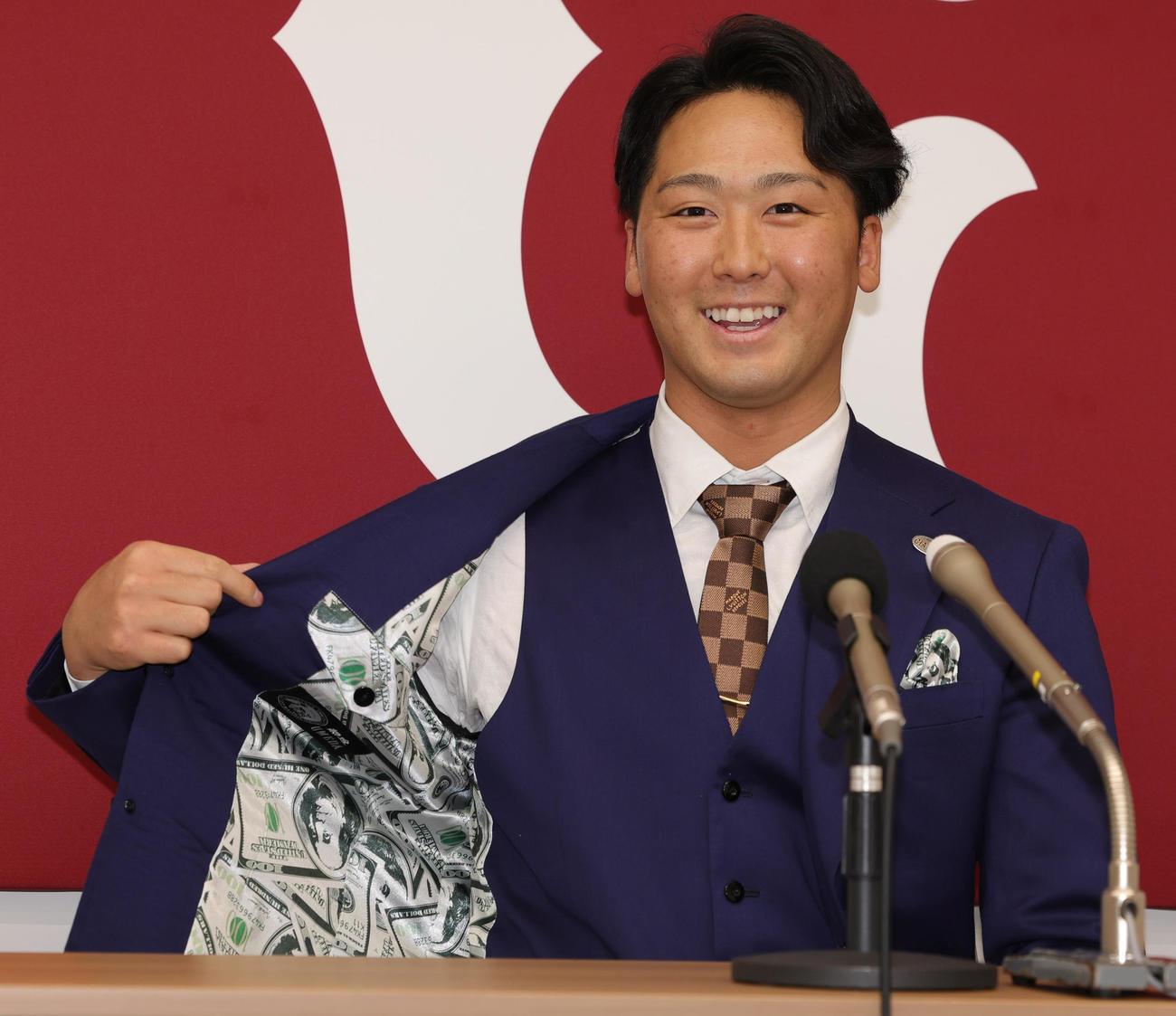 契約更改を終えた巨人船迫は、紙幣柄の裏地であつらえたスーツで会見（撮影・野上伸悟）