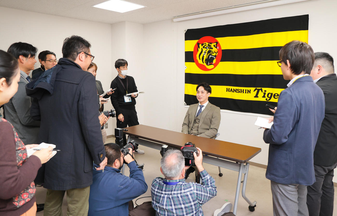 阪神木浪は契約更改を終え報道陣の囲み取材に応じる（撮影・上山淳一）