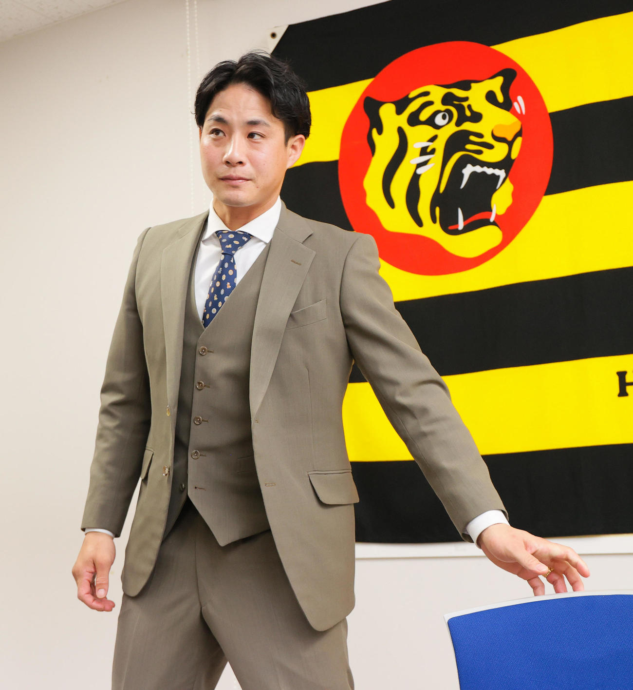 阪神木浪は契約更改を終え会見し、会場を後にする（撮影・上山淳一）