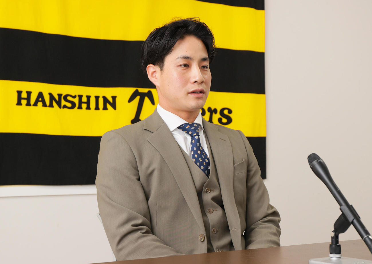阪神木浪は契約更改を終え会見する（撮影・上山淳一）