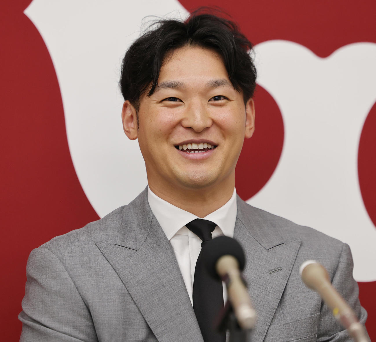 契約更改を終え笑顔で会見する巨人吉川（撮影・野上伸悟）