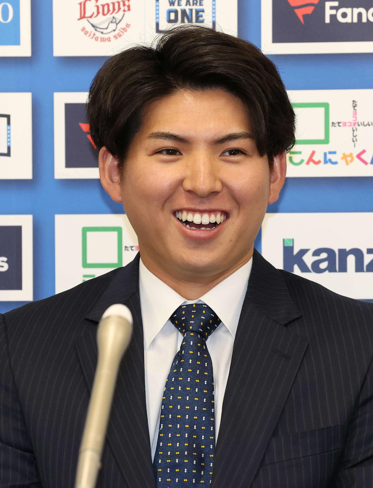 契約更改を終えて記者会見する西武武内（撮影・丹羽敏通）