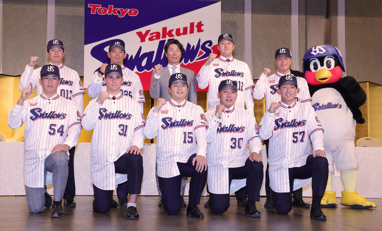 ヤクルトの新入団選手発表で記念撮影する、前列左から田中、モイセエフ、中村、荘司、矢野、後列左から下川、根岸、高津監督、広沢、松本、つば九郎（撮影・野上伸悟）