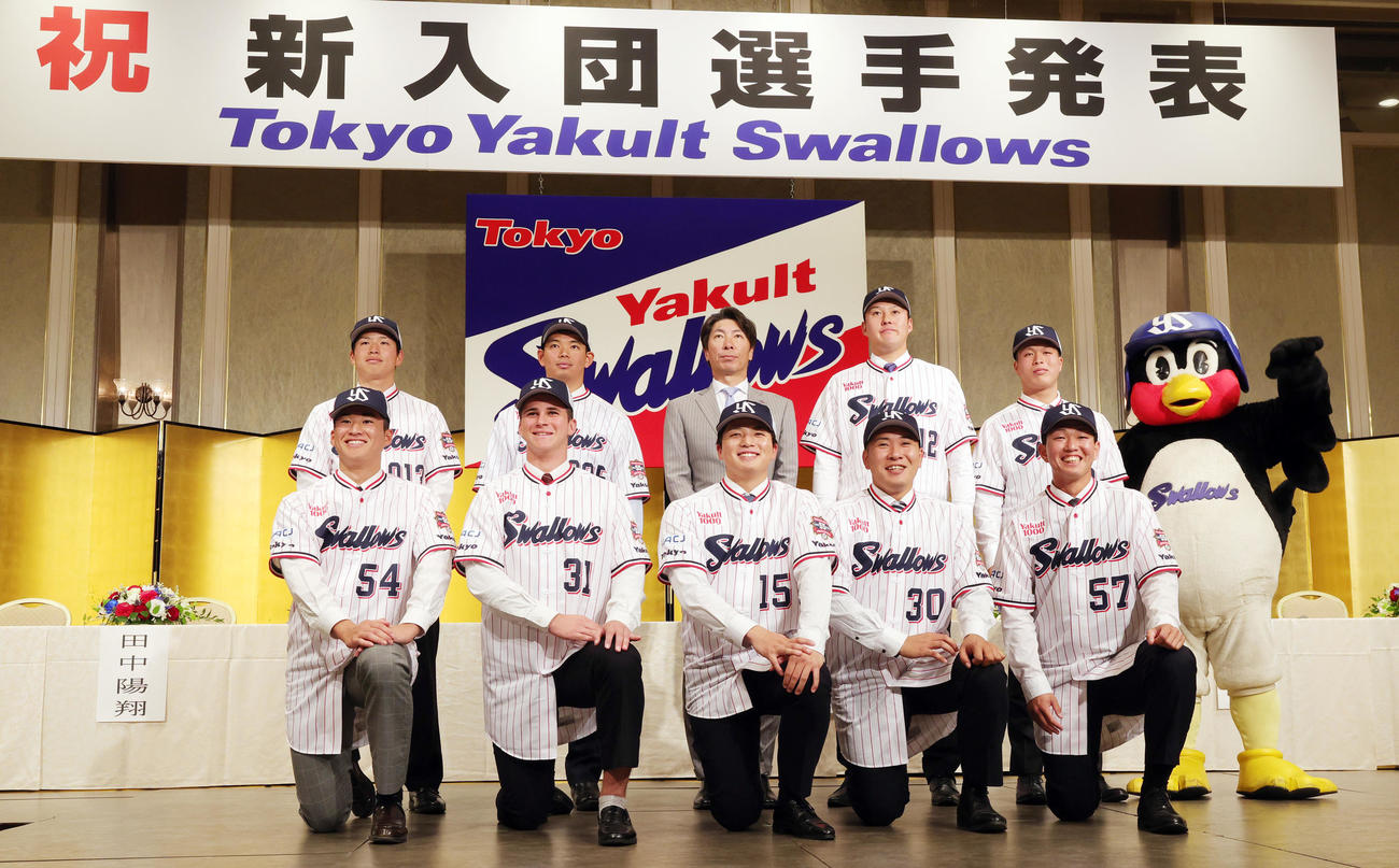 ヤクルトの新入団選手発表で記念撮影する、前列左から田中、モイセエフ、中村、荘司、矢野、後列左から下川、根岸、高津監督、広沢、松本、つば九郎（撮影・野上伸悟）