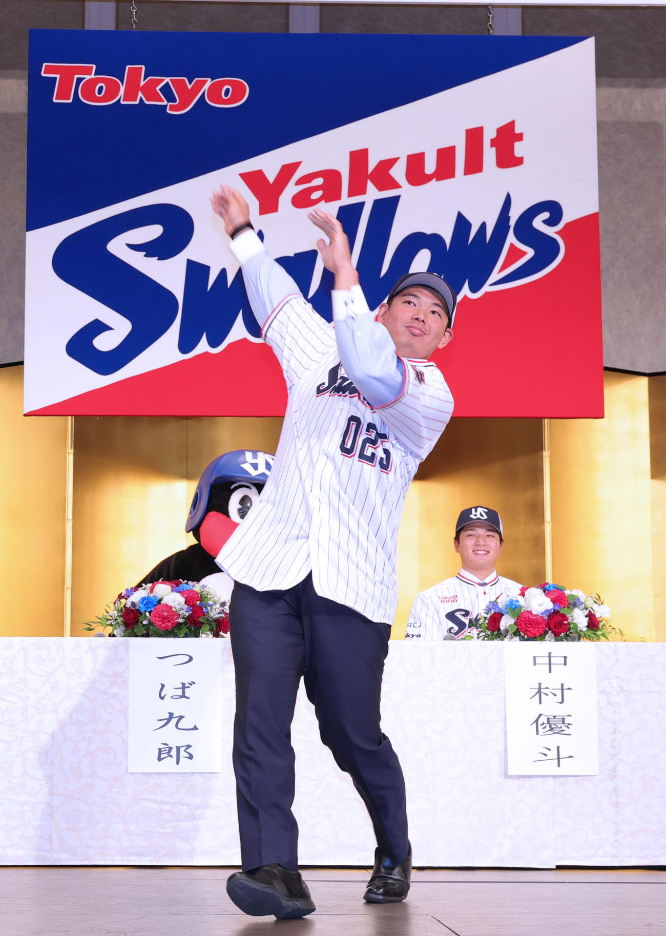 ヤクルトの新入団選手発表で、ケン・グリフィー・ジュニアの物まねを披露する根岸（撮影・野上伸悟）