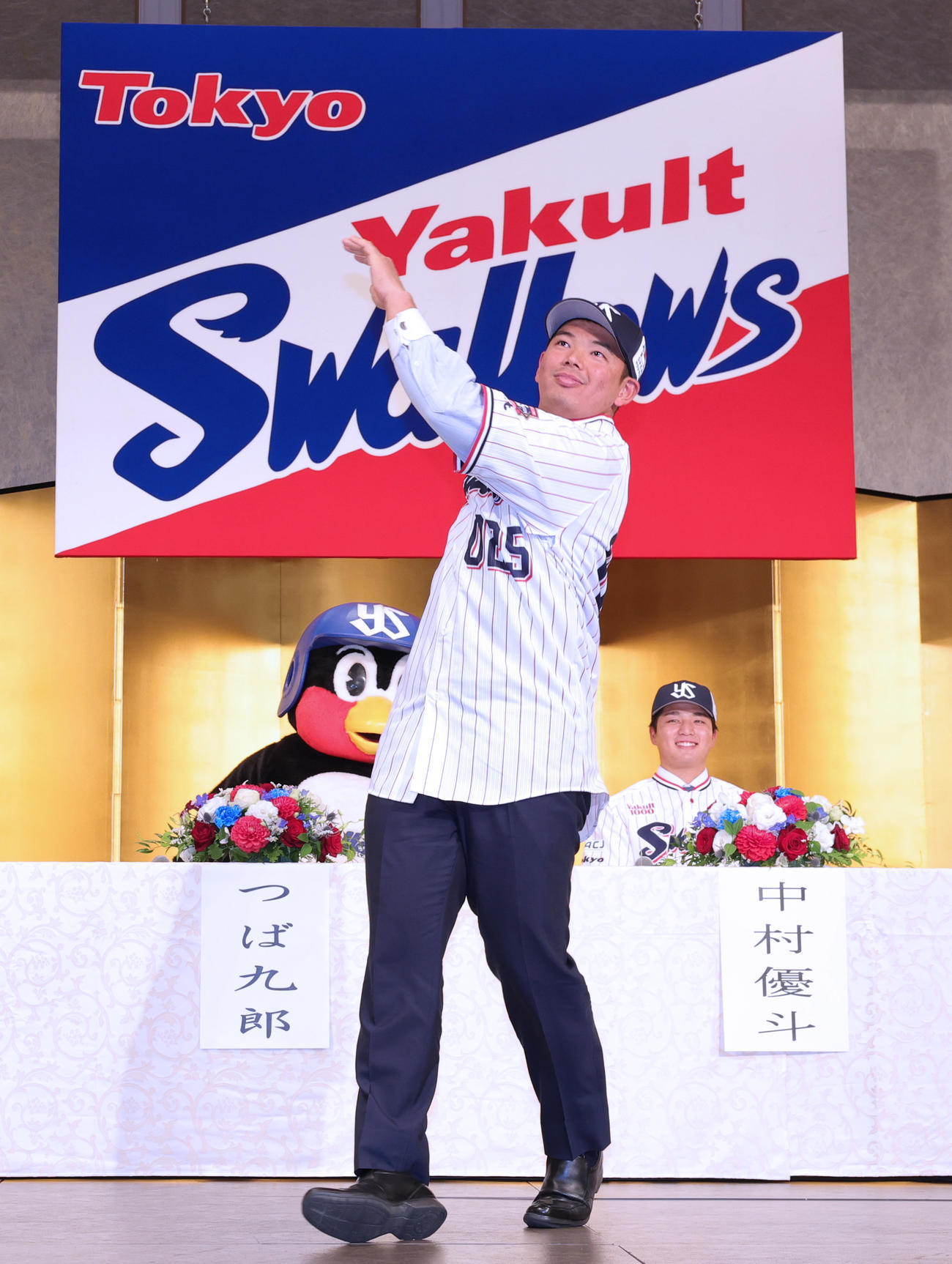 ヤクルトの新入団選手発表で、ケン・グリフィー・ジュニアの物まねを披露する根岸（撮影・野上伸悟）