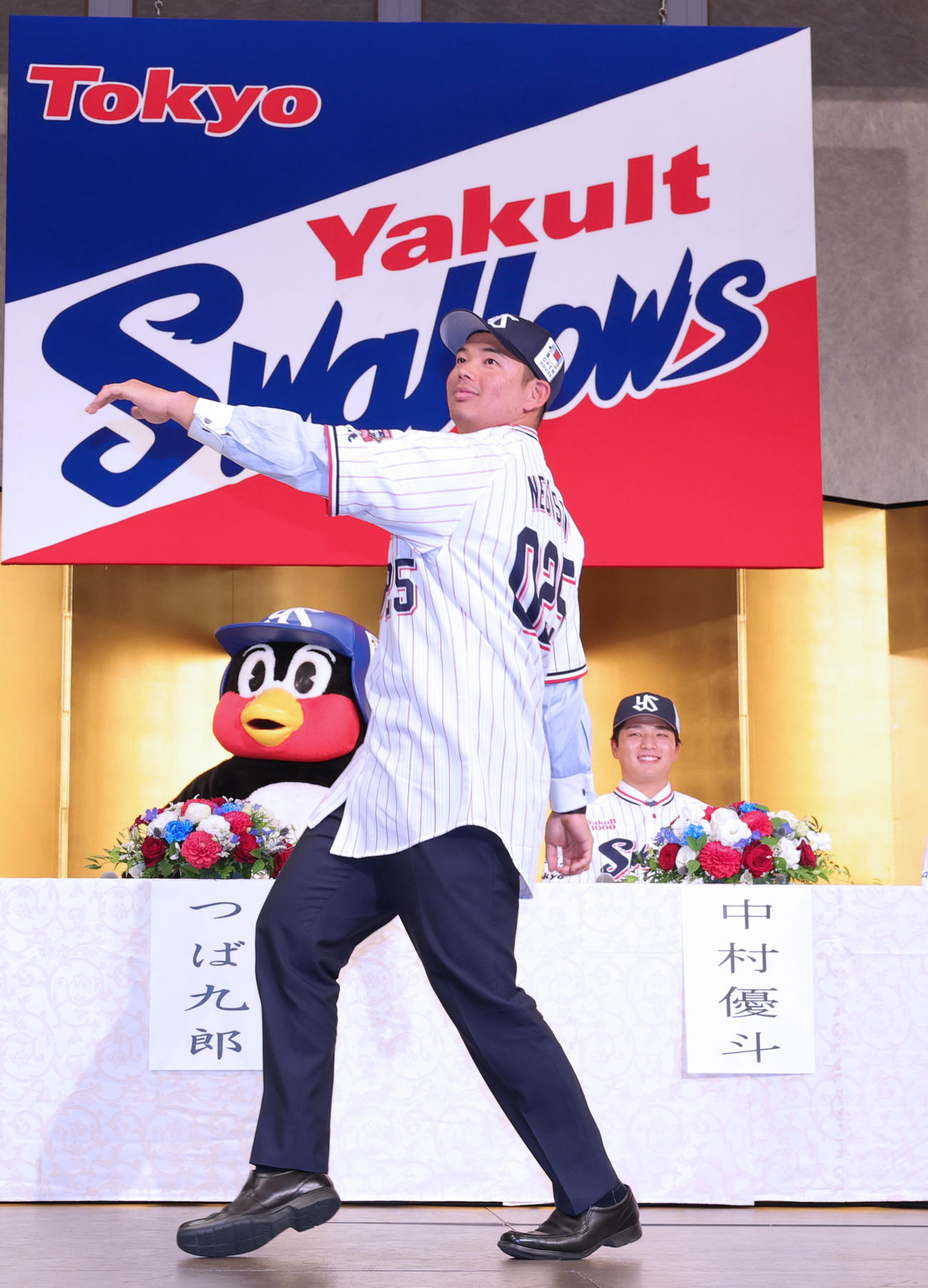 ヤクルトの新入団選手発表で、ケン・グリフィー・ジュニアの物まねを披露する根岸（撮影・野上伸悟）