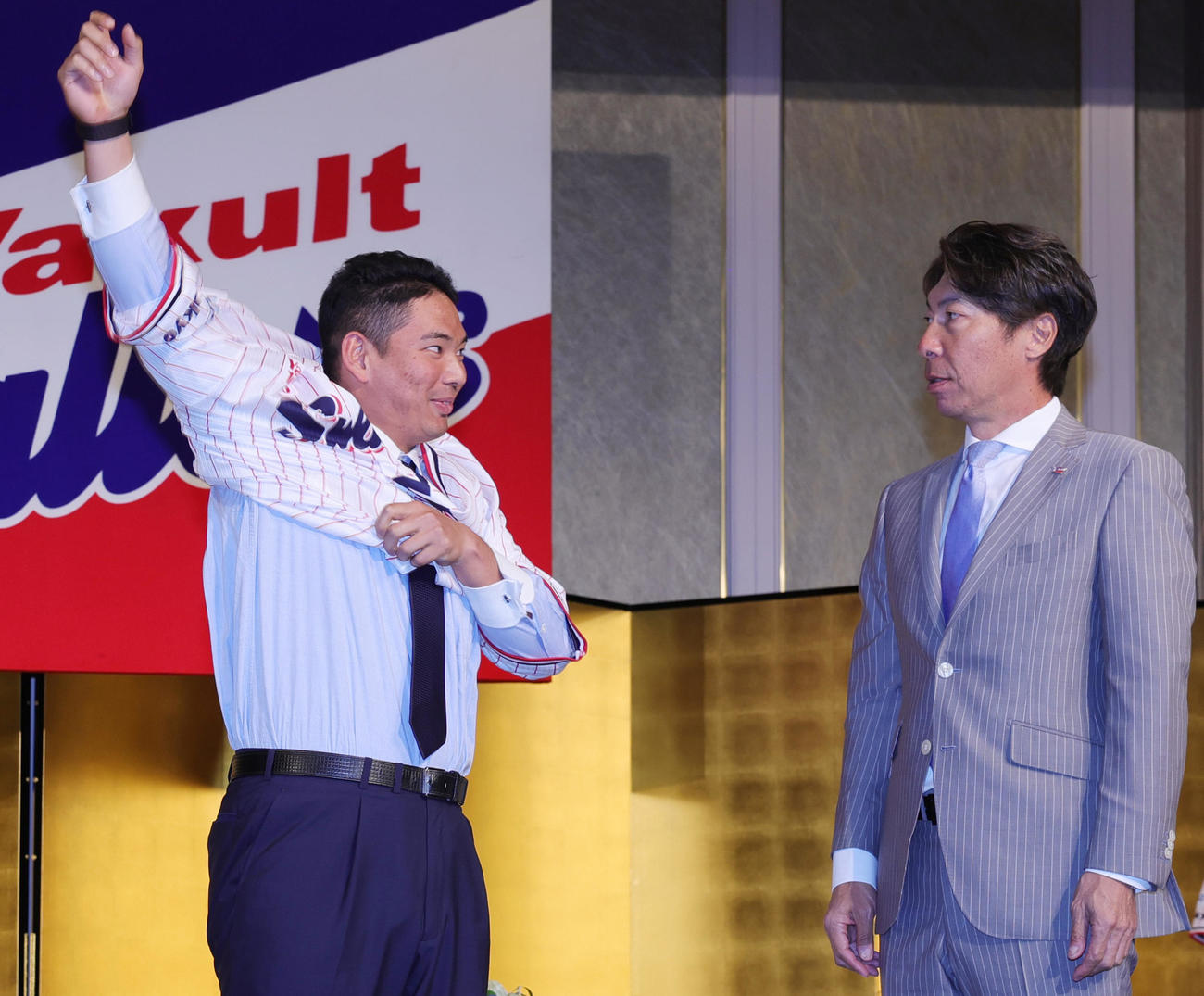 ヤクルトの新入団選手発表で、高津監督（右）からユニホームを贈呈される根岸（撮影・野上伸悟）
