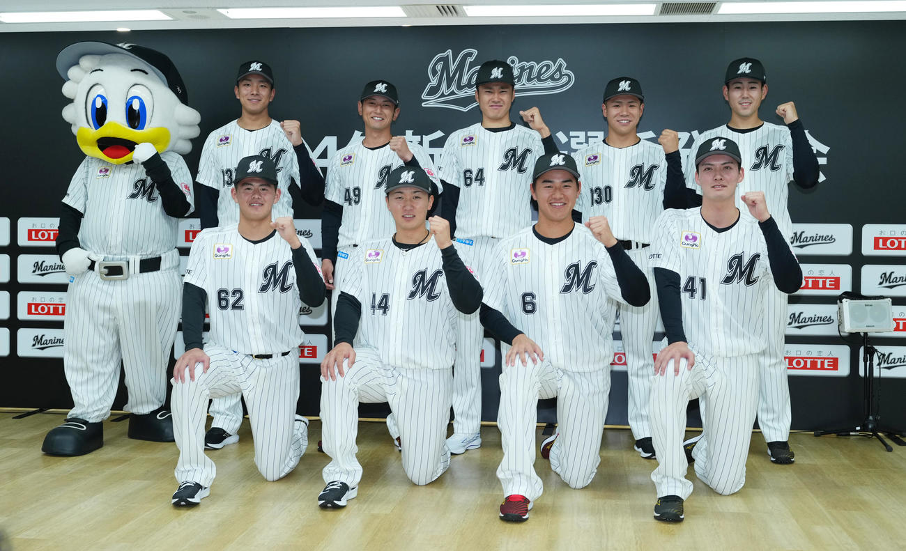 ロッテ新入団選手発表会で記念写真に納まる、前列左から坂井、宮崎、西川、一條。後列左からマスコットのマーくん、茨木、立松、広池、谷村、長島（撮影・菅敏）