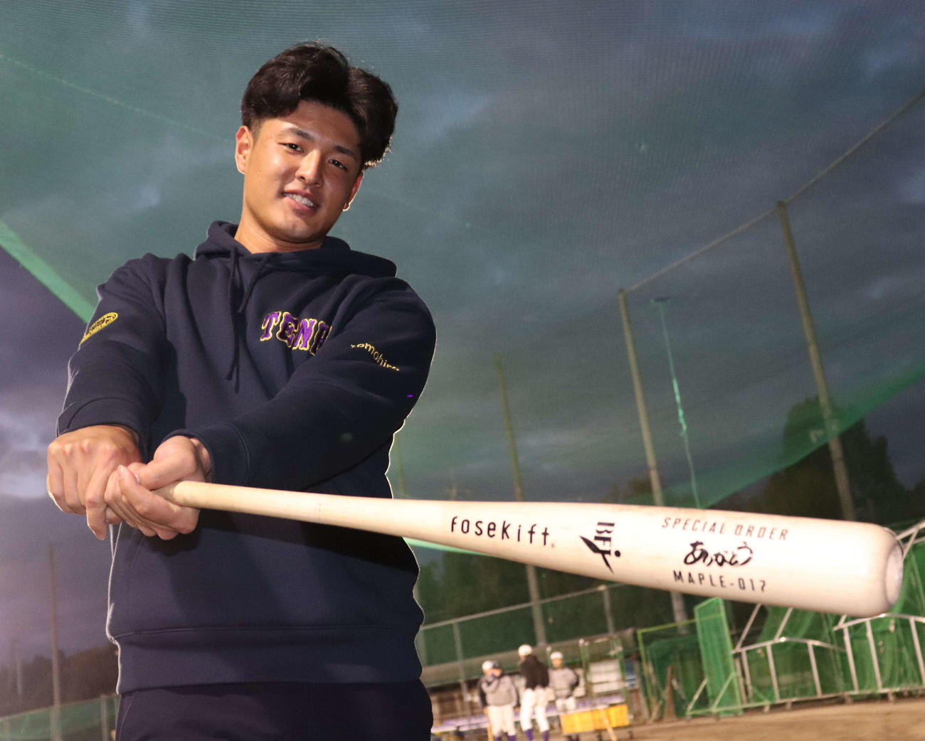 来春から関西を離れて、社会人野球チームで野球を継続する天理大・石飛智洋。「ありがとう」と印字されたモデルのバットを愛用する（撮影・中島麗）
