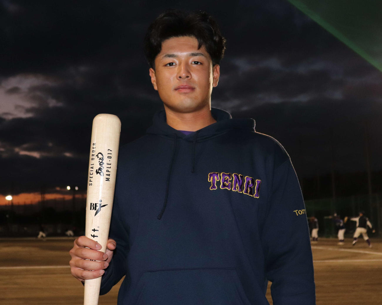 来春から関西を離れて、社会人野球チームで野球を継続する天理大・石飛智洋。「ありがとう」と印字されたモデルのバットを愛用する（撮影・中島麗）