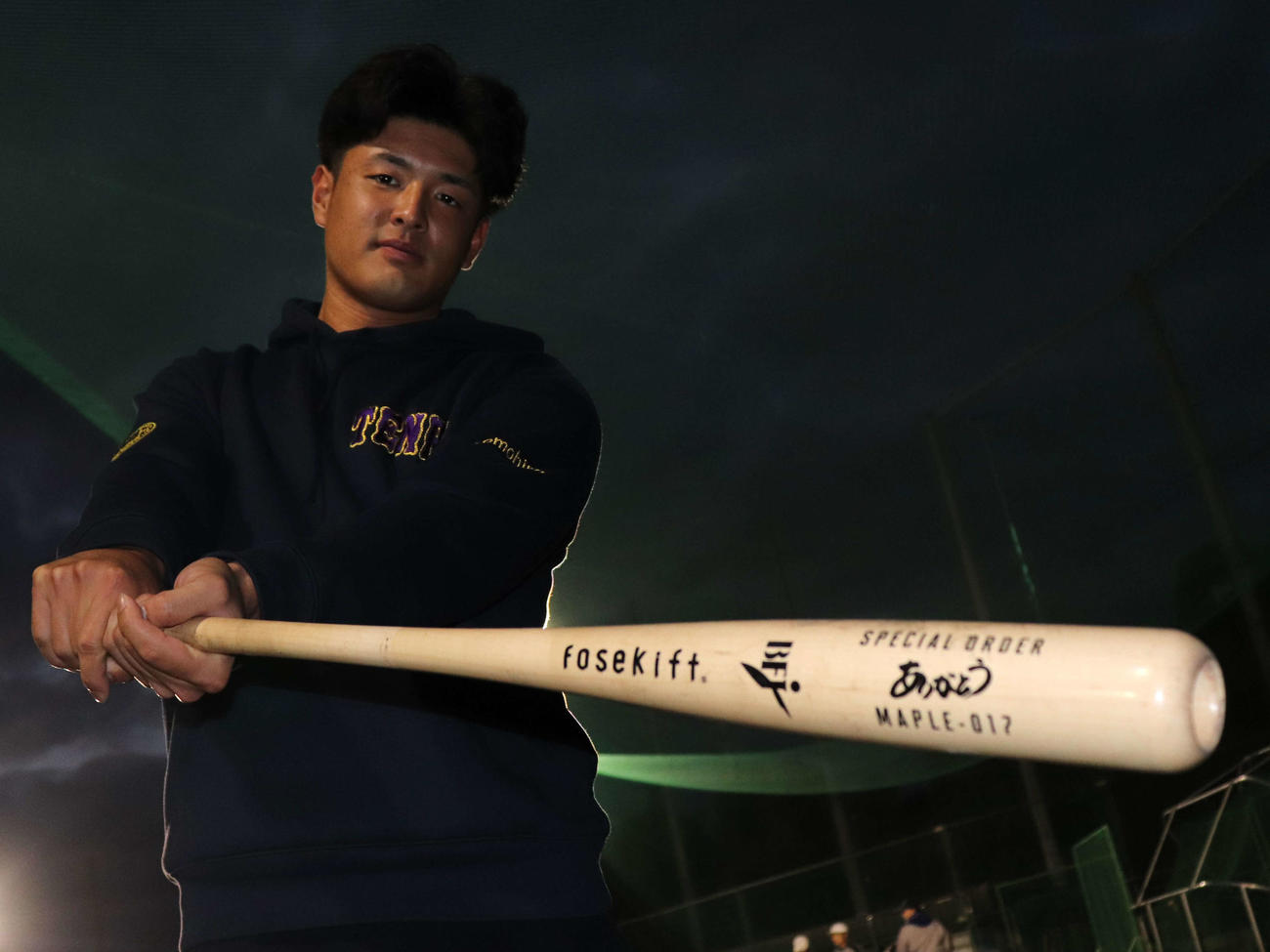 来春から関西を離れて、社会人野球チームで野球を継続する天理大・石飛智洋。「ありがとう」と印字されたモデルのバットを愛用する（撮影・中島麗）