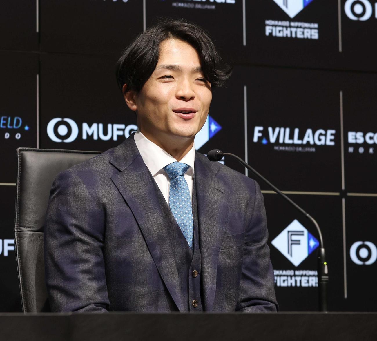 契約更改を終え会見する日本ハム郡司（撮影・黒川智章）