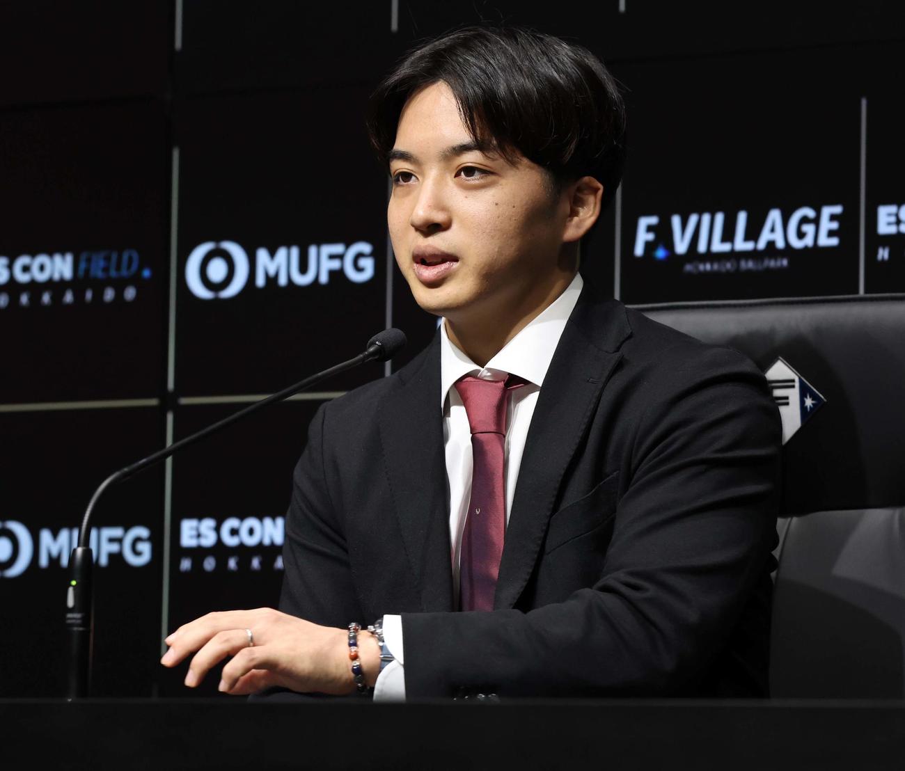 契約更改を終え会見する日本ハム山本拓（撮影・黒川智章）