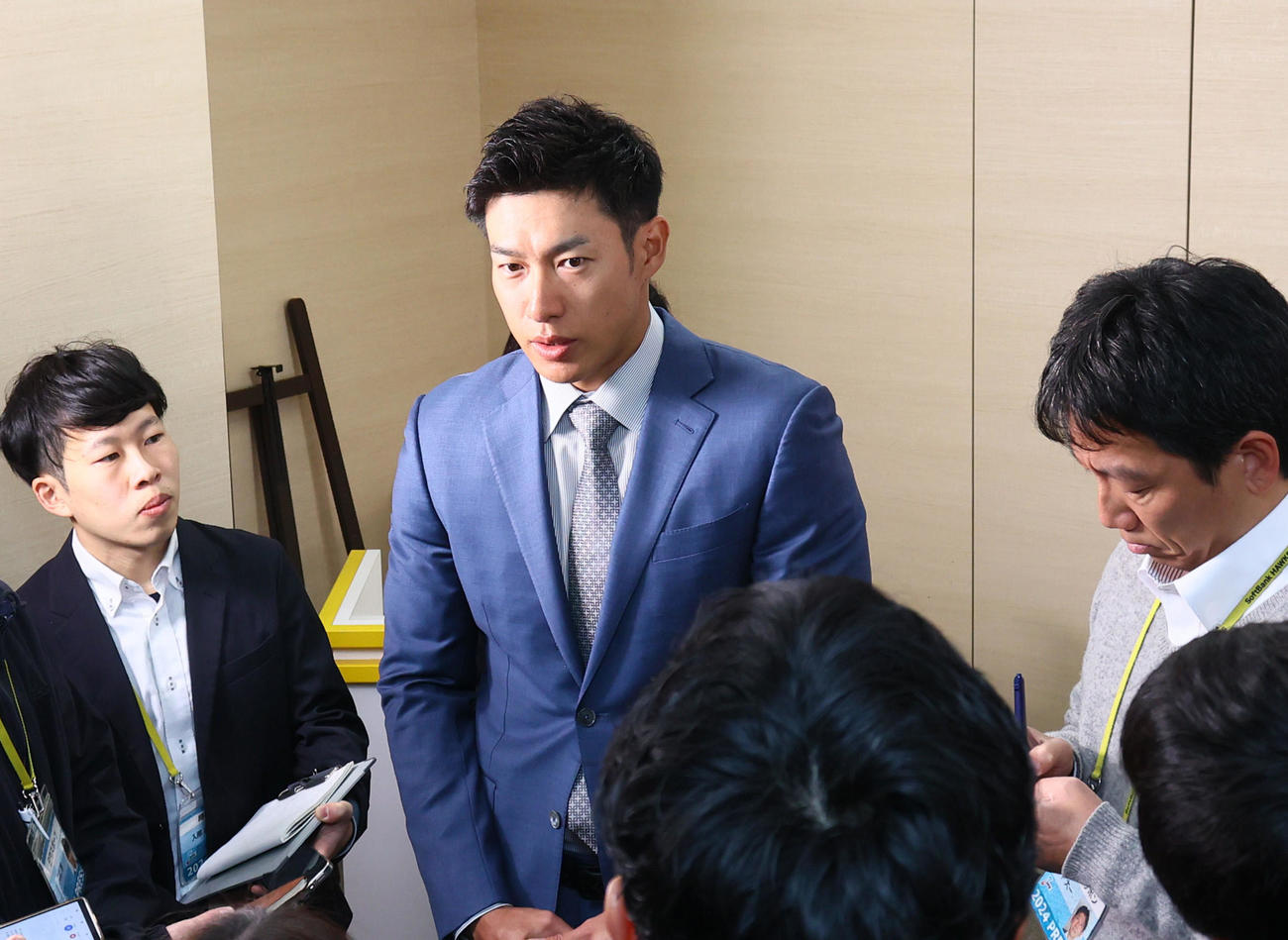 契約更改を終え会見に臨む柳田（撮影・鬼束羽瑠菜）