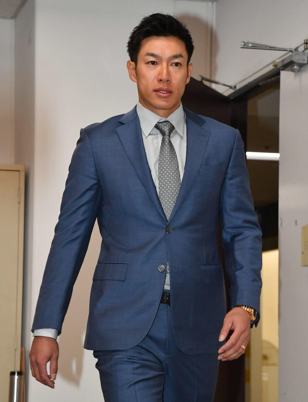 契約更改を終えて会見場に入る柳田（撮影・岩下翔太）