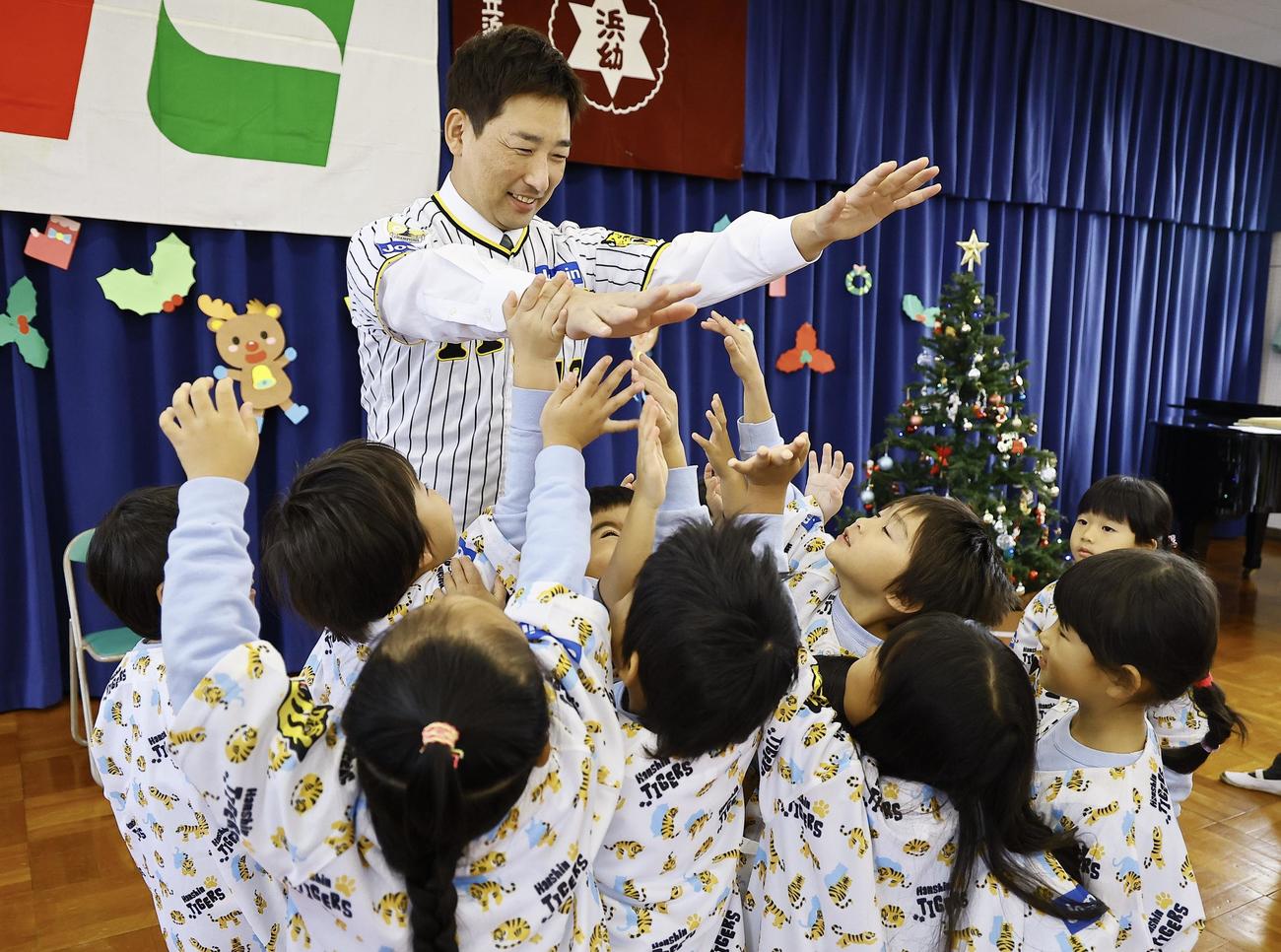 おもちゃを寄贈し、園児と触れ合う阪神岩崎優（撮影・藤尾明華）＝2024年12月5日
