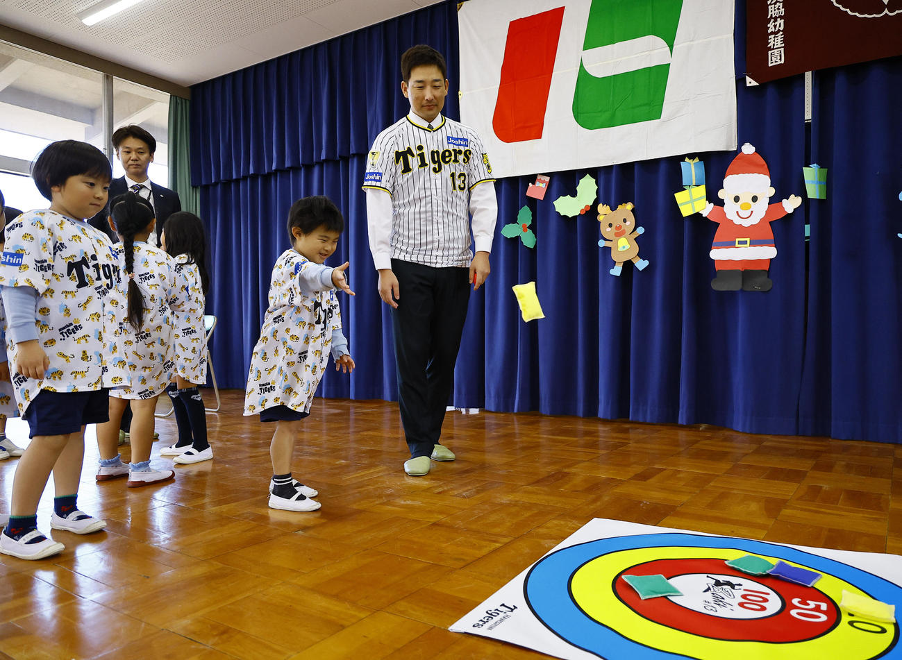 玩具を寄贈し、子どもたちと一緒に遊ぶ阪神岩崎（撮影・藤尾明華）