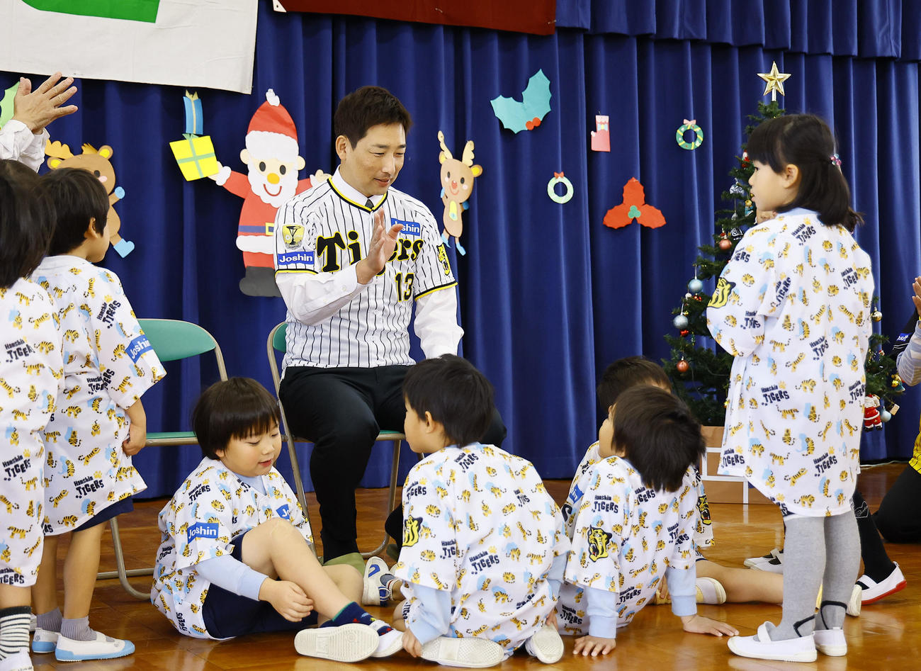 玩具を寄贈し、園児と触れ合う阪神岩崎（撮影・藤尾明華）