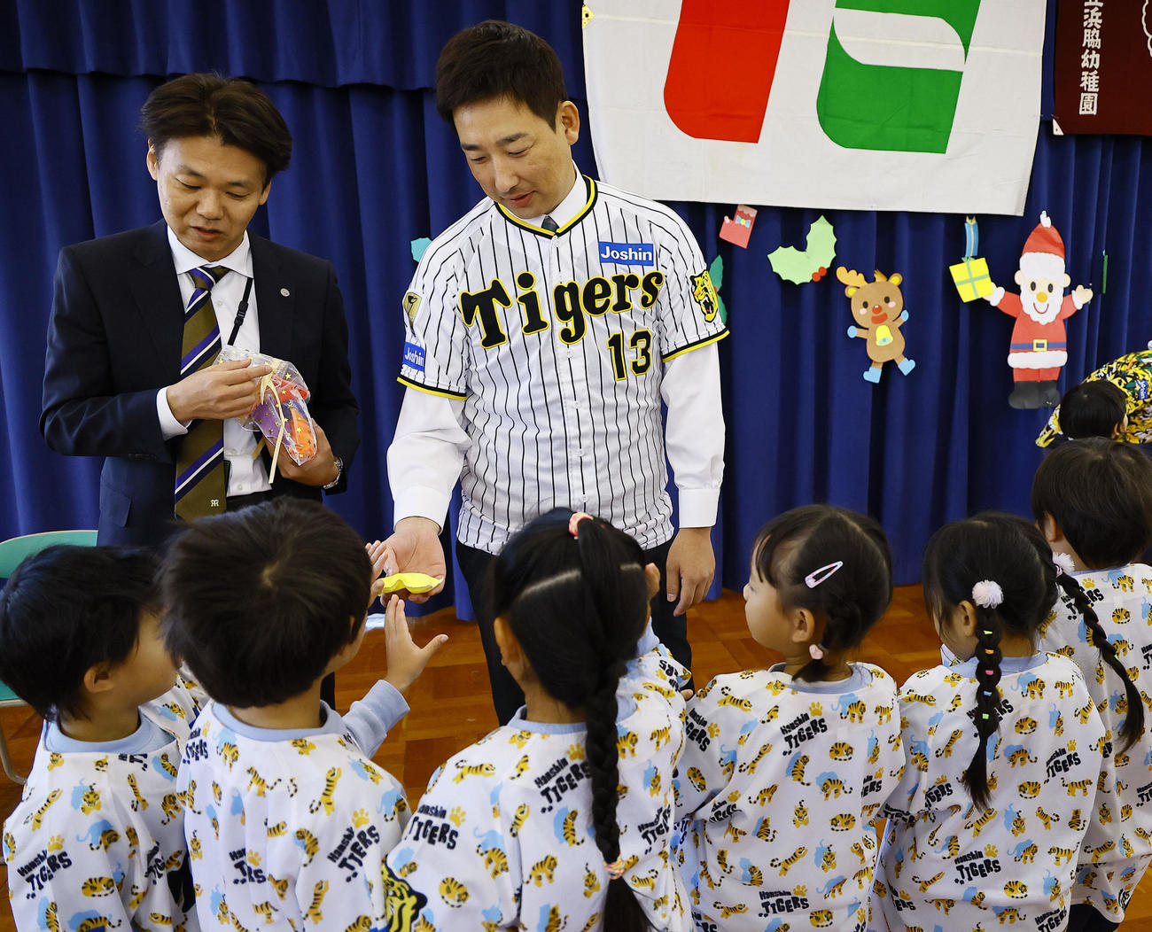 玩具を寄贈し、子どもたちと一緒に遊ぶ阪神岩崎（撮影・藤尾明華）