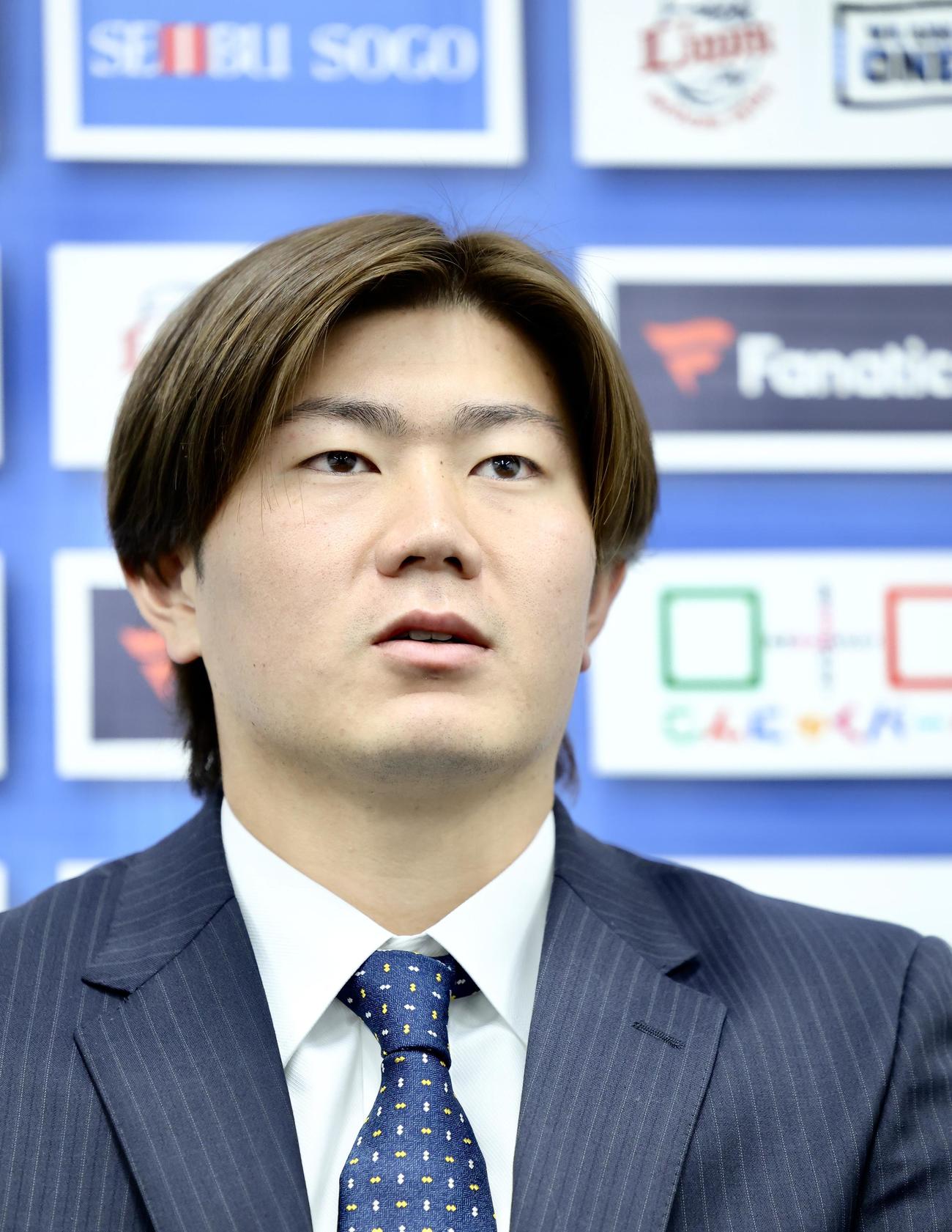 契約更改後の会見に臨む西武青山（撮影・河田真司）