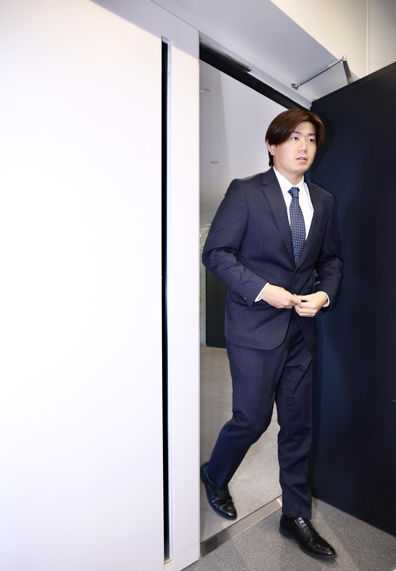 契約更改後の会見に臨む西武青山（撮影・河田真司）