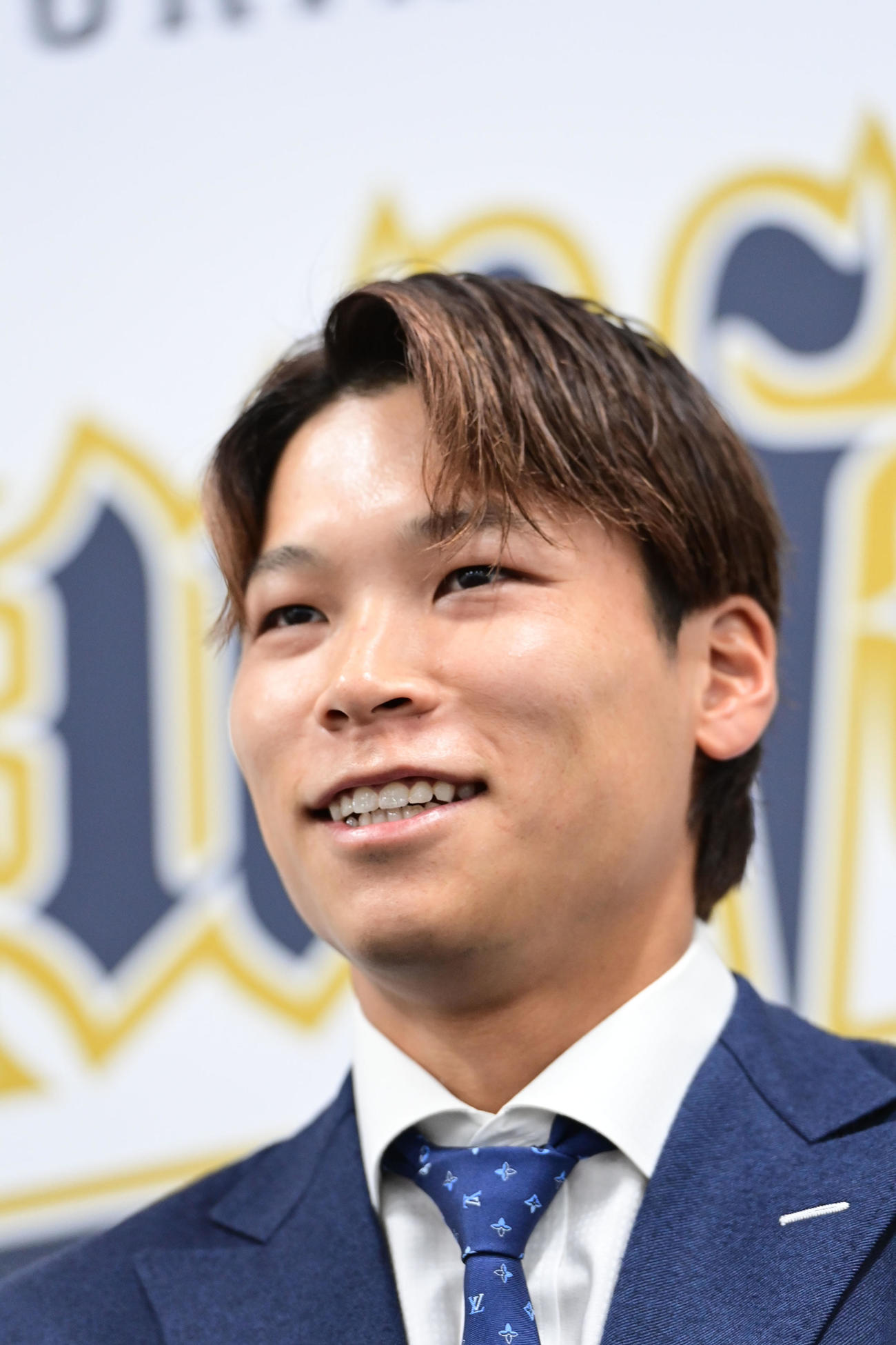 契約を更改し、来季に向けて話すオリックス中川（撮影・和賀正仁）