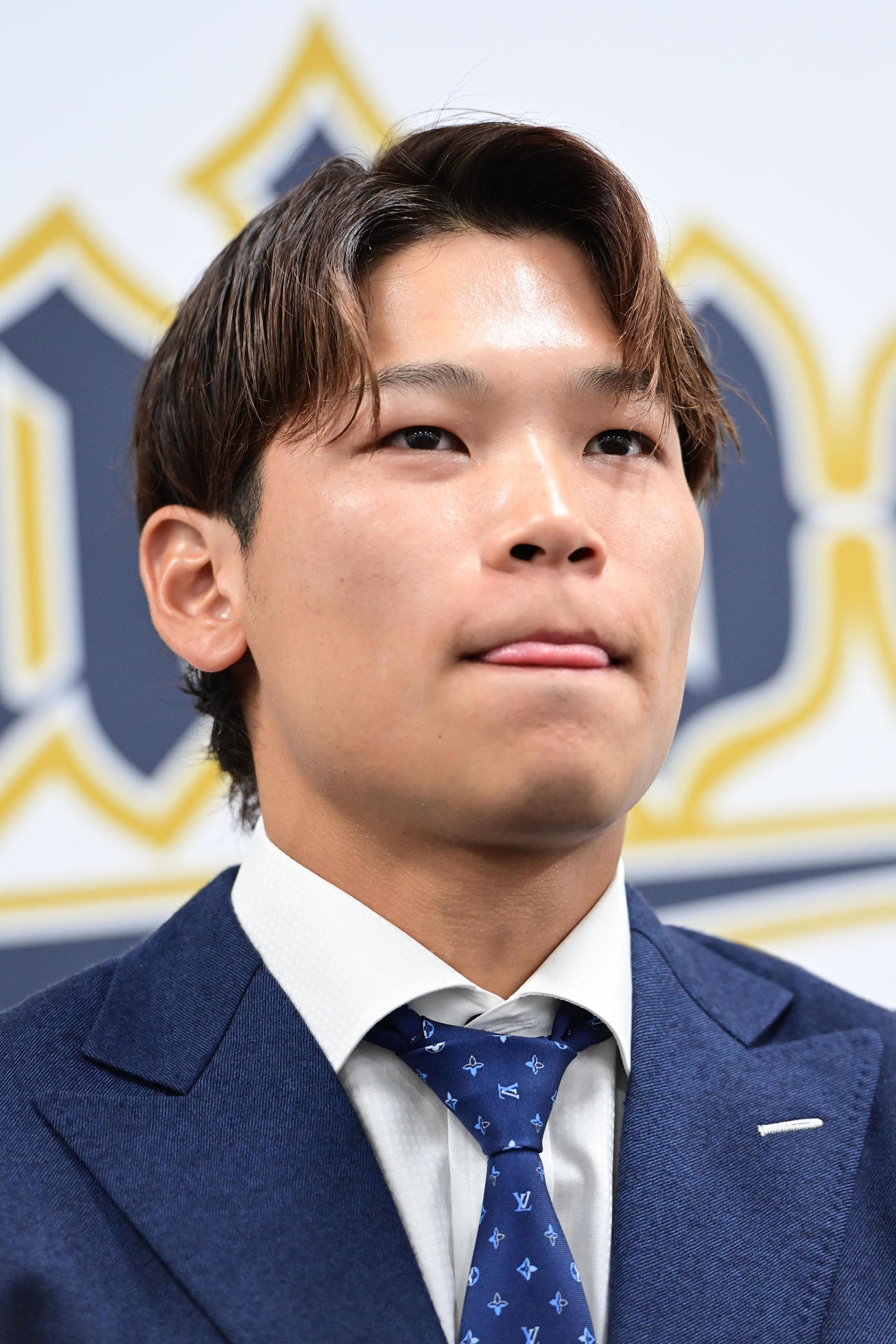 契約を更改し、唇を結び会見に臨むオリックス中川（撮影・和賀正仁）