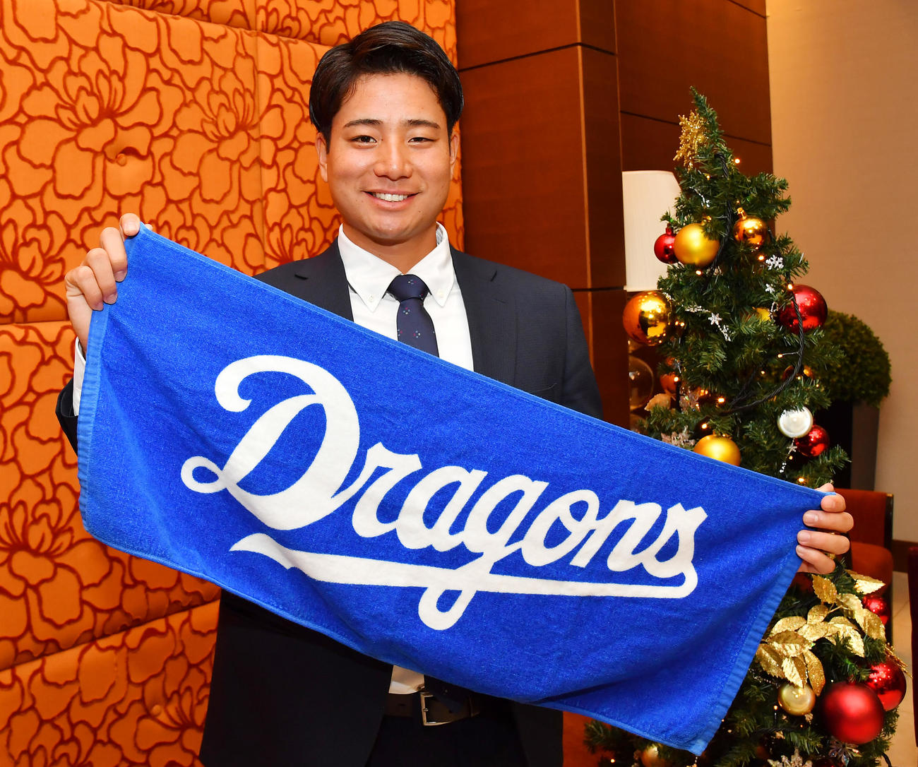 仮契約を終え球団タオルを手にする中日ドラフト4位の石伊（撮影・清水貴仁）