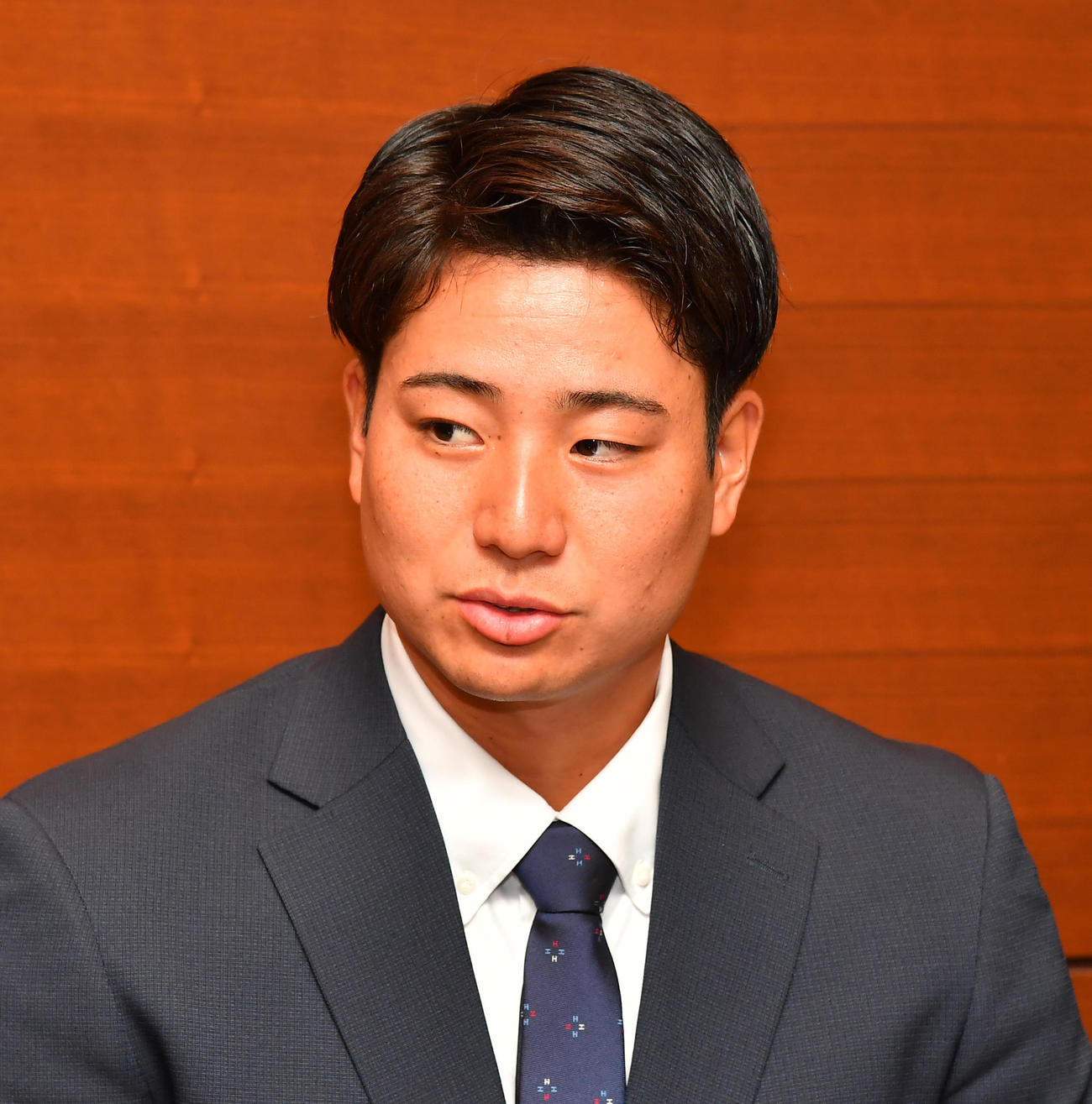 仮契約を終え心境を語る中日ドラフト4位の石伊（撮影・清水貴仁）