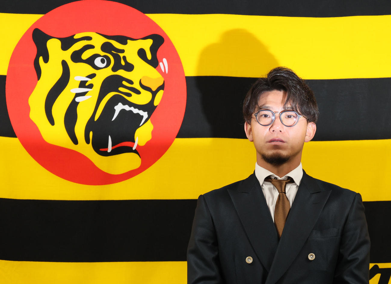 契約更改を終え記者の質問に答える伊藤将（撮影・加藤哉）
