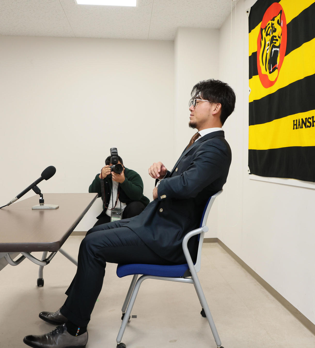契約更改を終え会見場の椅子に着席する伊藤将（撮影・加藤哉）