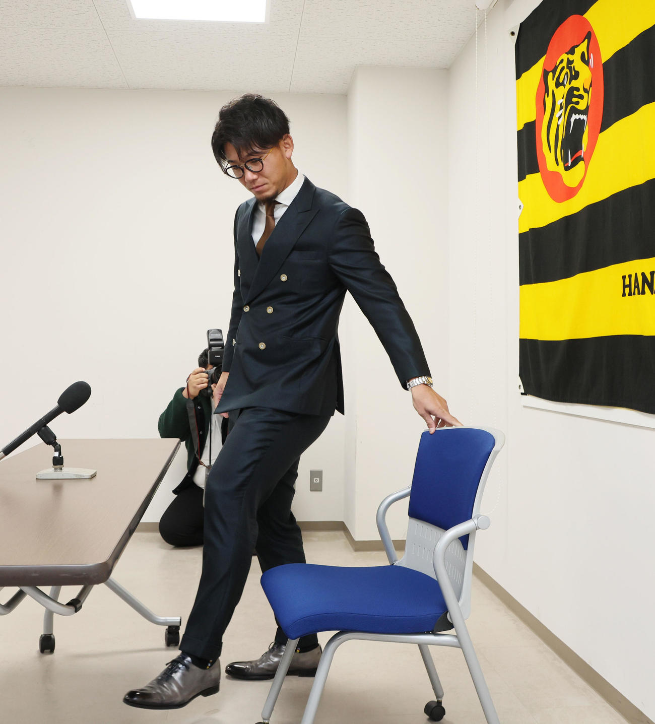 契約更改を終え会見場の椅子に着席する伊藤将（撮影・加藤哉）
