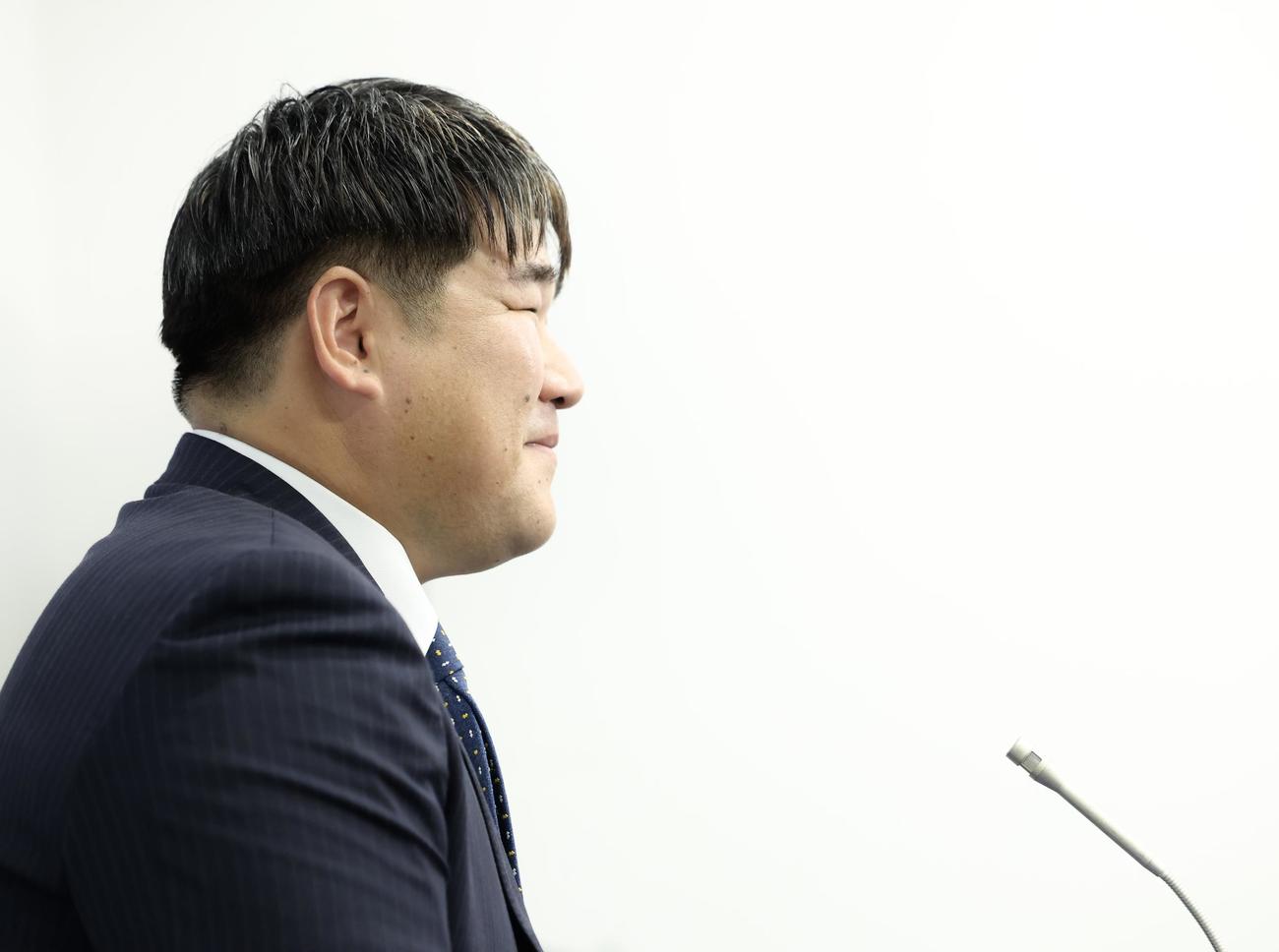 契約更改を終え、会見に臨む西武中村（撮影・河田真司）