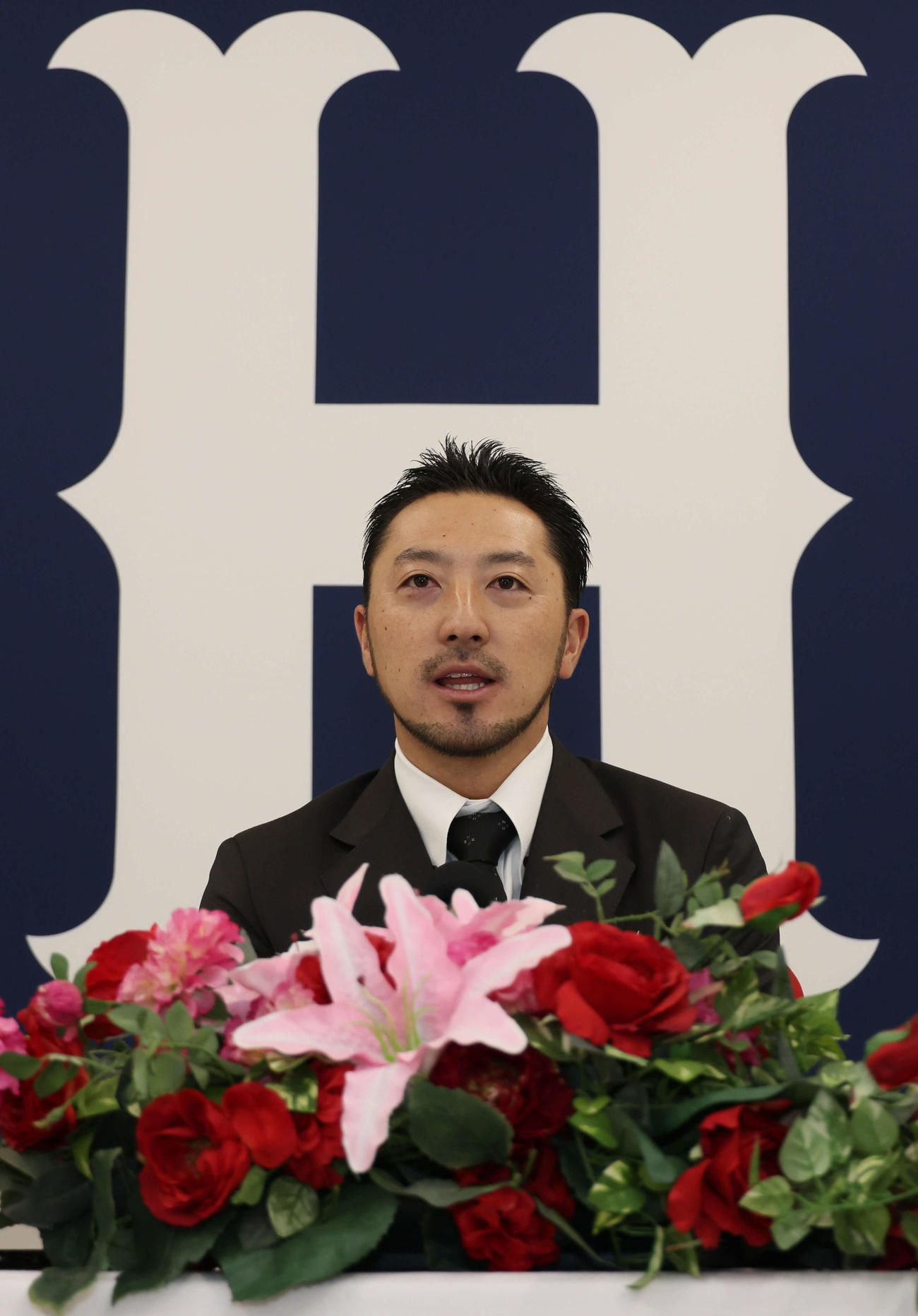 契約更改後、会見する広島菊池（撮影・加藤孝規）