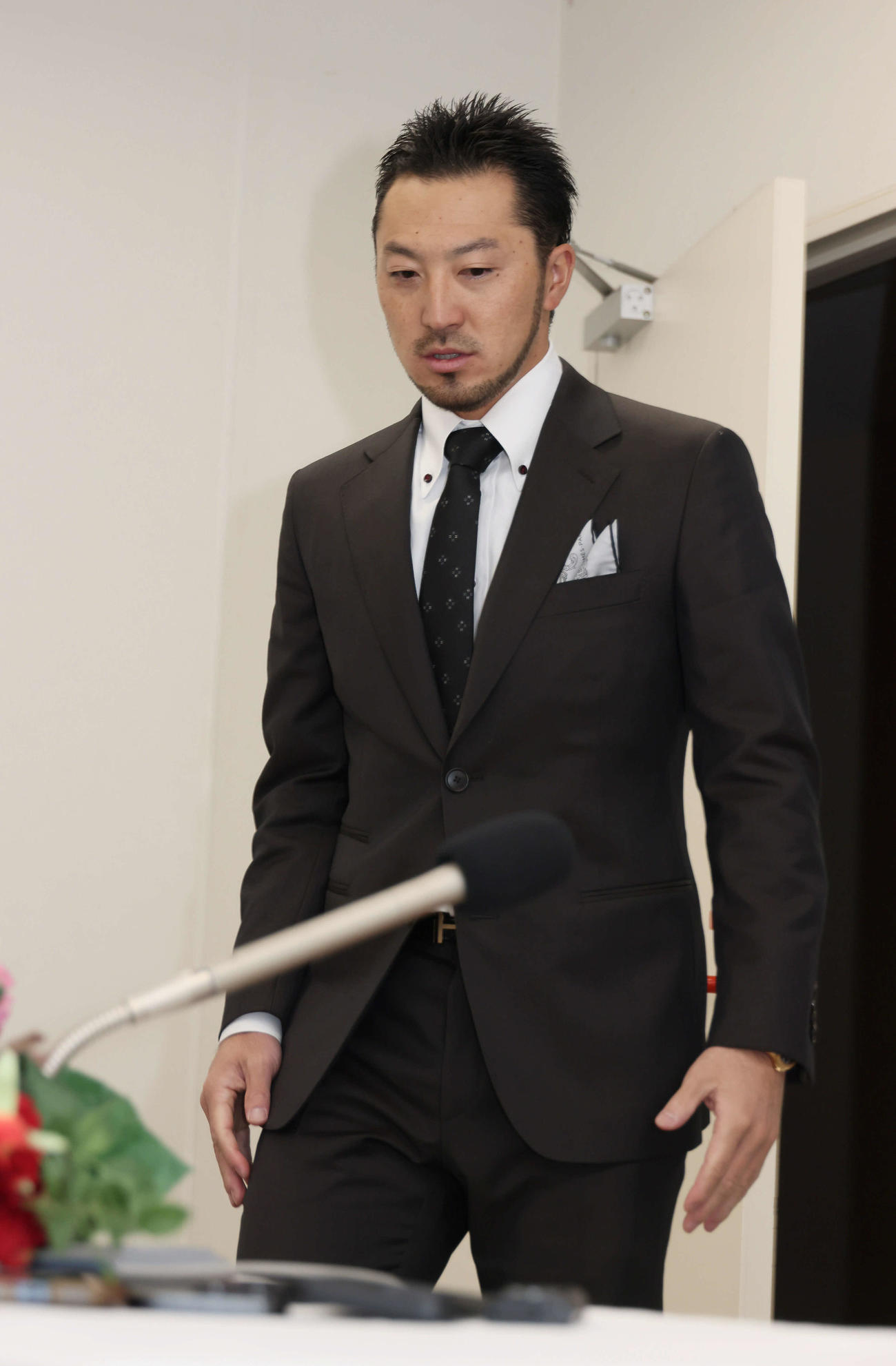 契約更改後、会見にのぞむ広島菊池（撮影・加藤孝規）