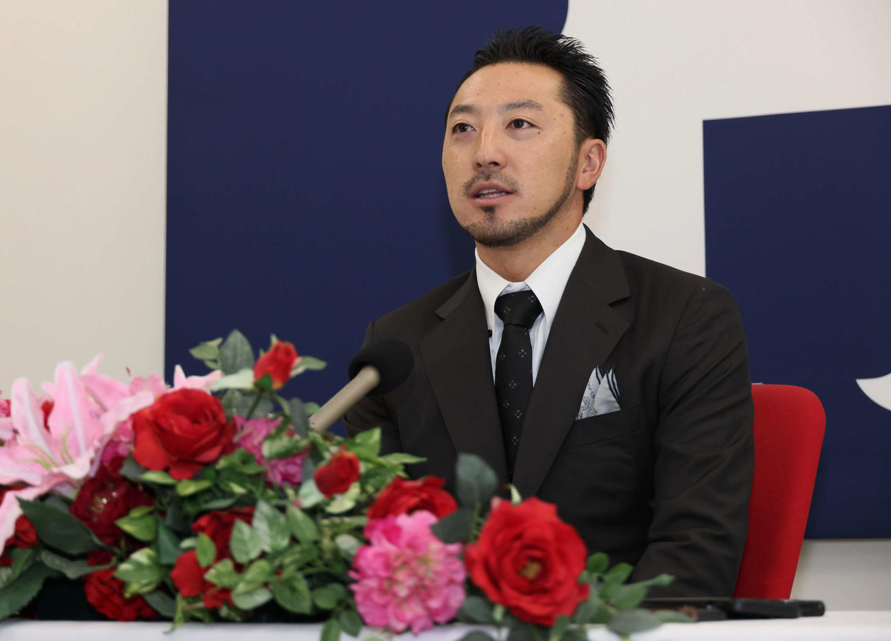 契約更改後、会見する広島菊池（撮影・加藤孝規）