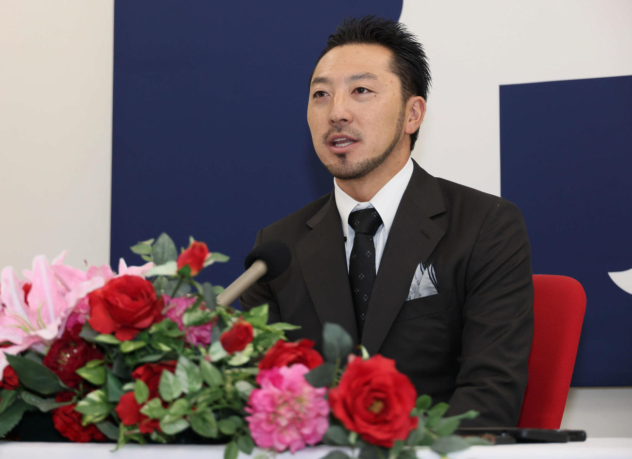 契約更改後、会見する広島菊池（撮影・加藤孝規）