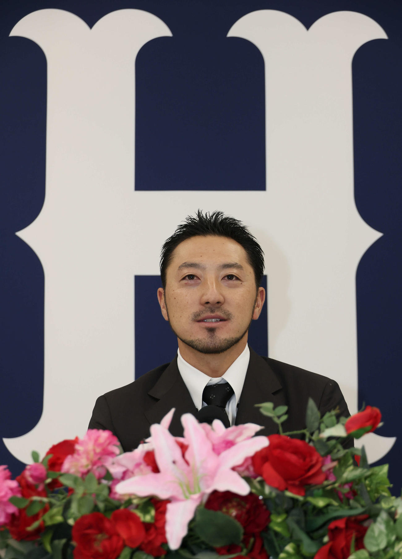 契約更改後、会見する広島菊池（撮影・加藤孝規）