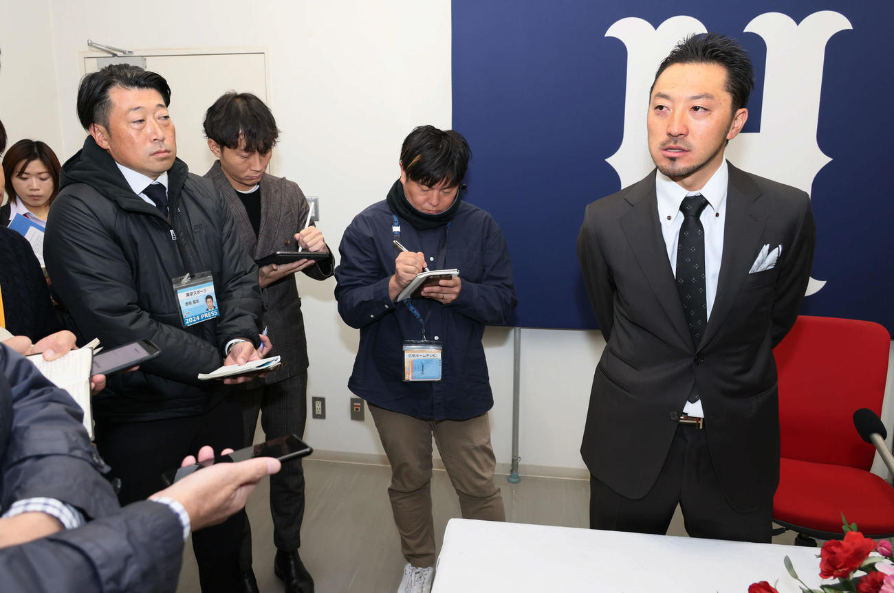 契約更改後の会見を終え、囲み取材に応じる広島菊池（撮影・加藤孝規）