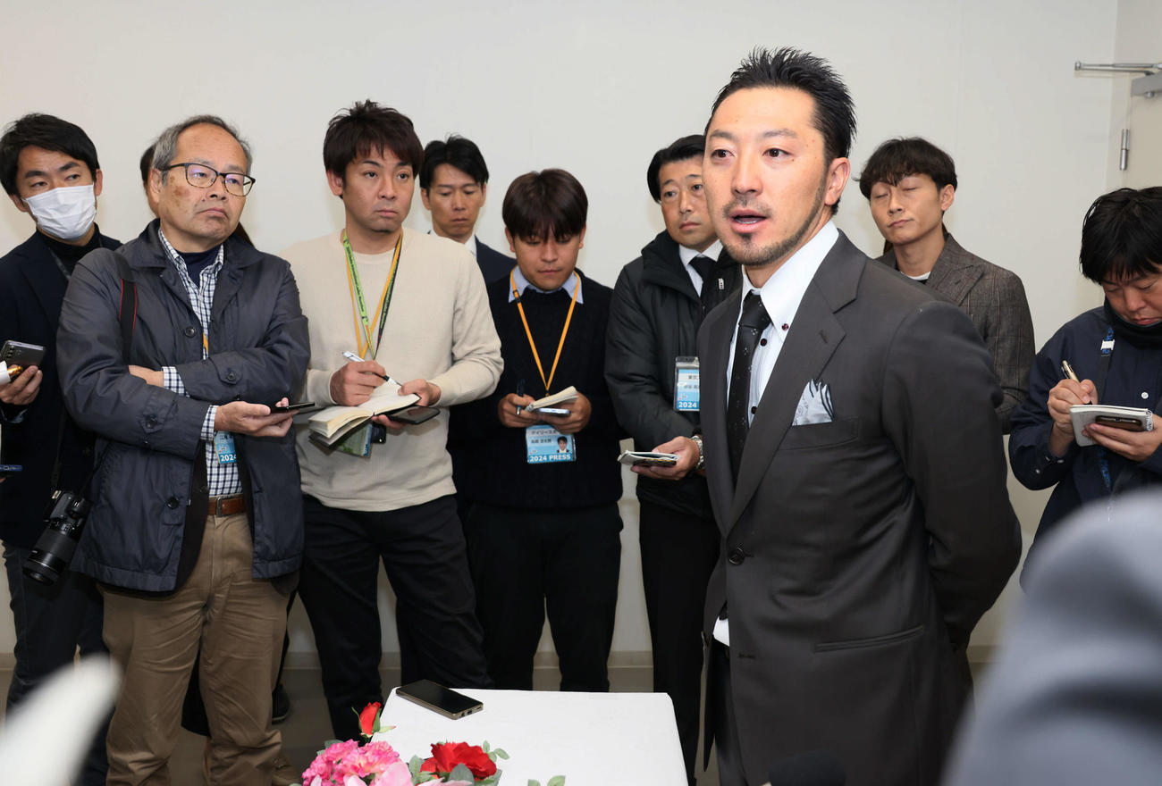 契約更改後の会見を終え、囲み取材に応じる広島菊池（撮影・加藤孝規）