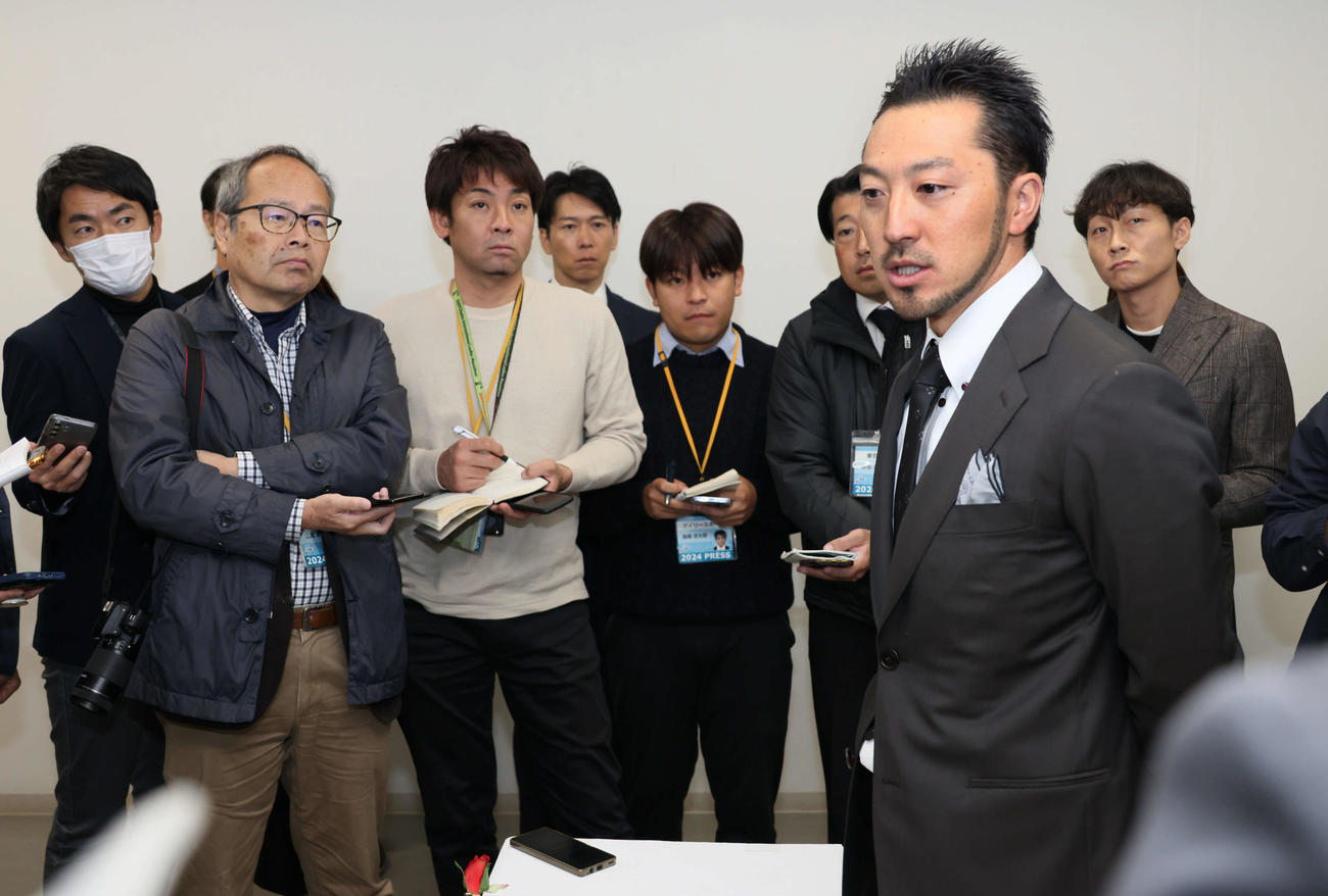 契約更改後の会見を終え、囲み取材に応じる広島菊池（撮影・加藤孝規）