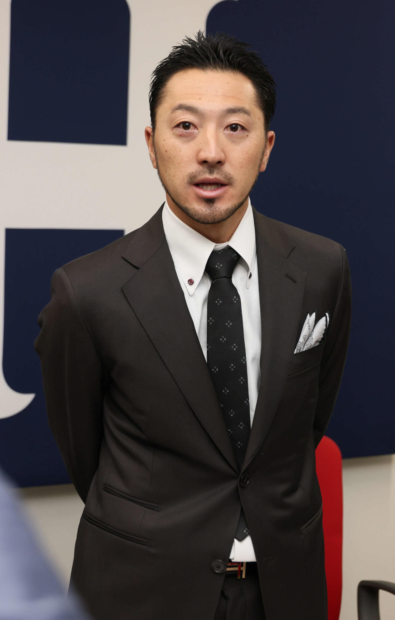契約更改後の会見を終え、囲み取材に応じる広島菊池（撮影・加藤孝規）