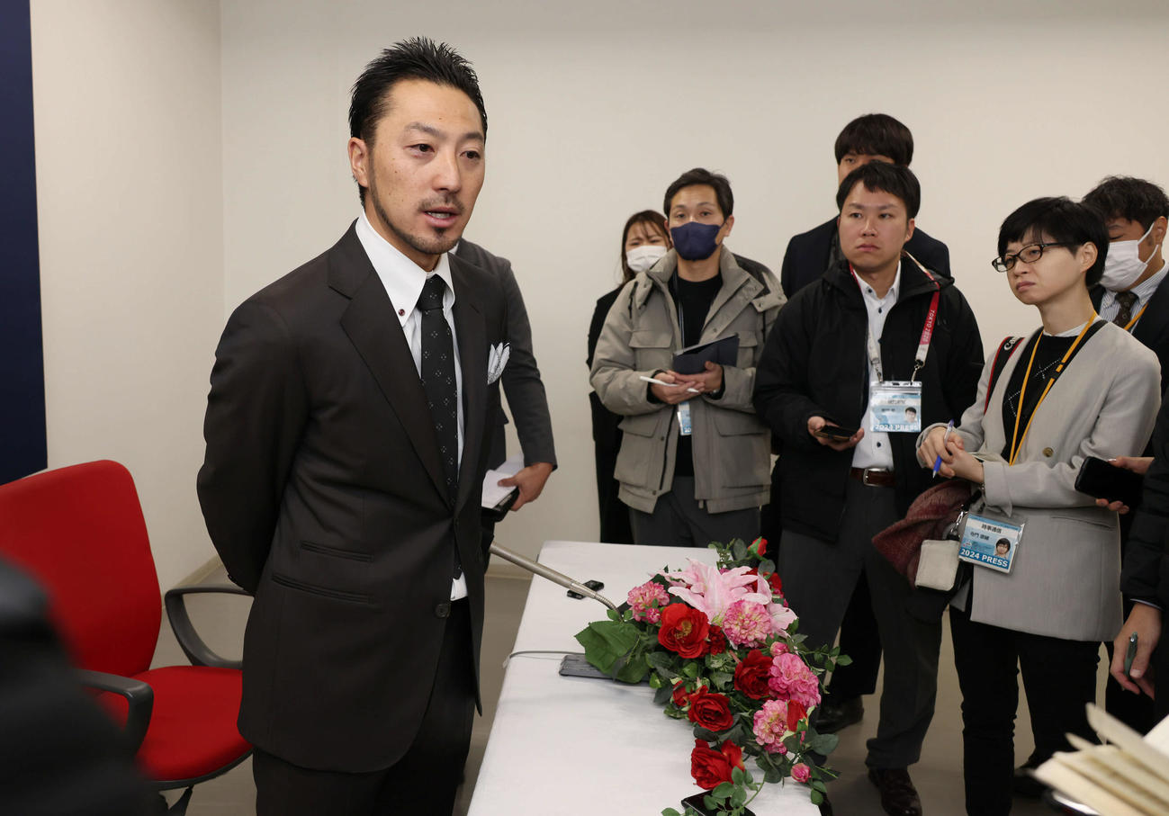 契約更改後の会見を終え、囲み取材に応じる広島菊池（撮影・加藤孝規）