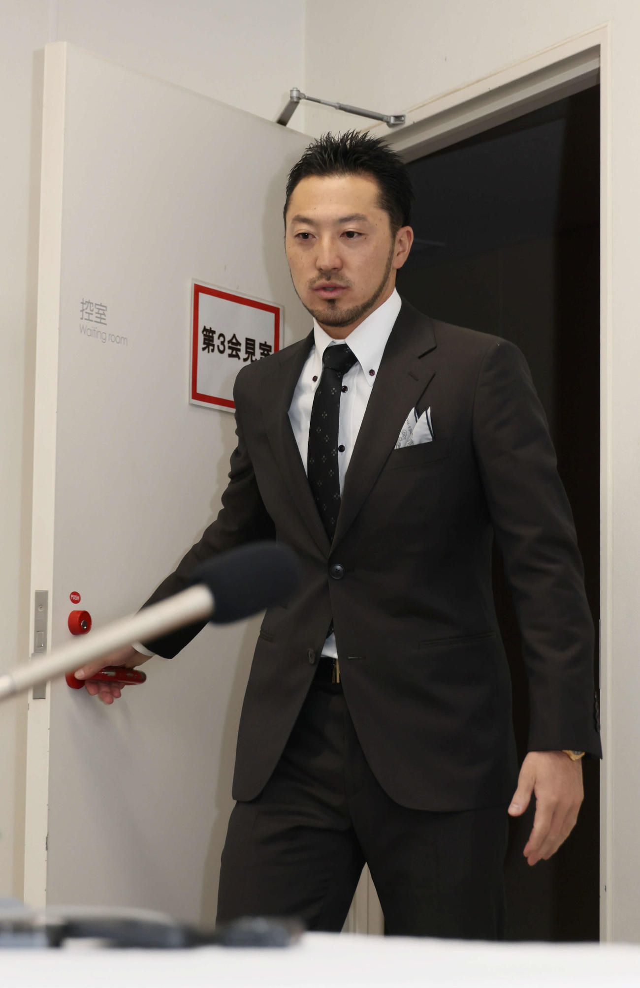契約更改後、会見にのぞむ広島菊池（撮影・加藤孝規）
