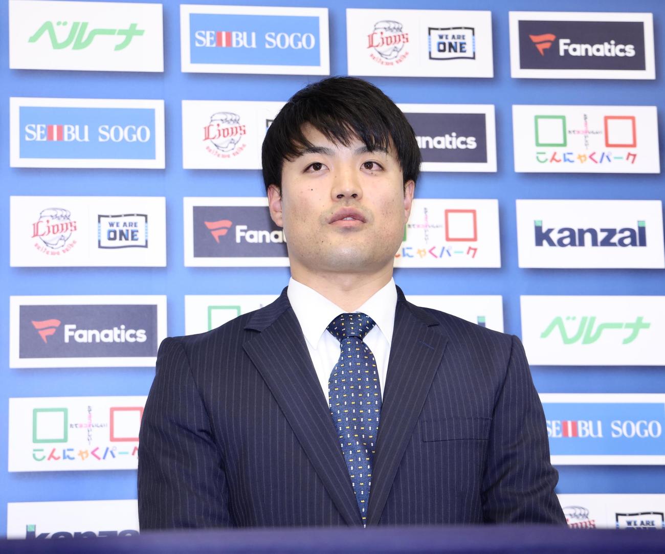 契約更改を終え、会見に臨む西武松本（撮影・河田真司）