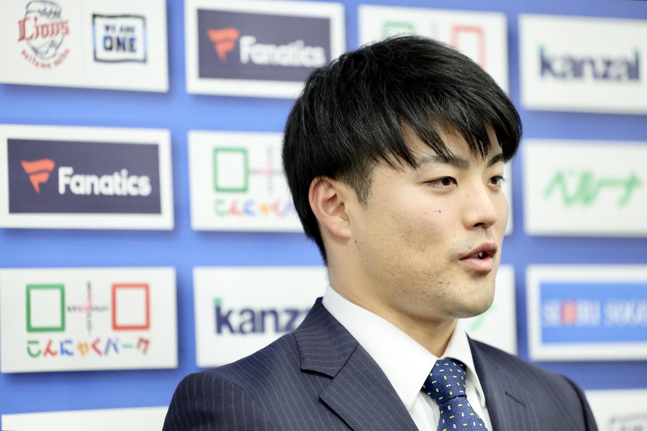 契約更改を終え、会見に臨む西武松本（撮影・河田真司）