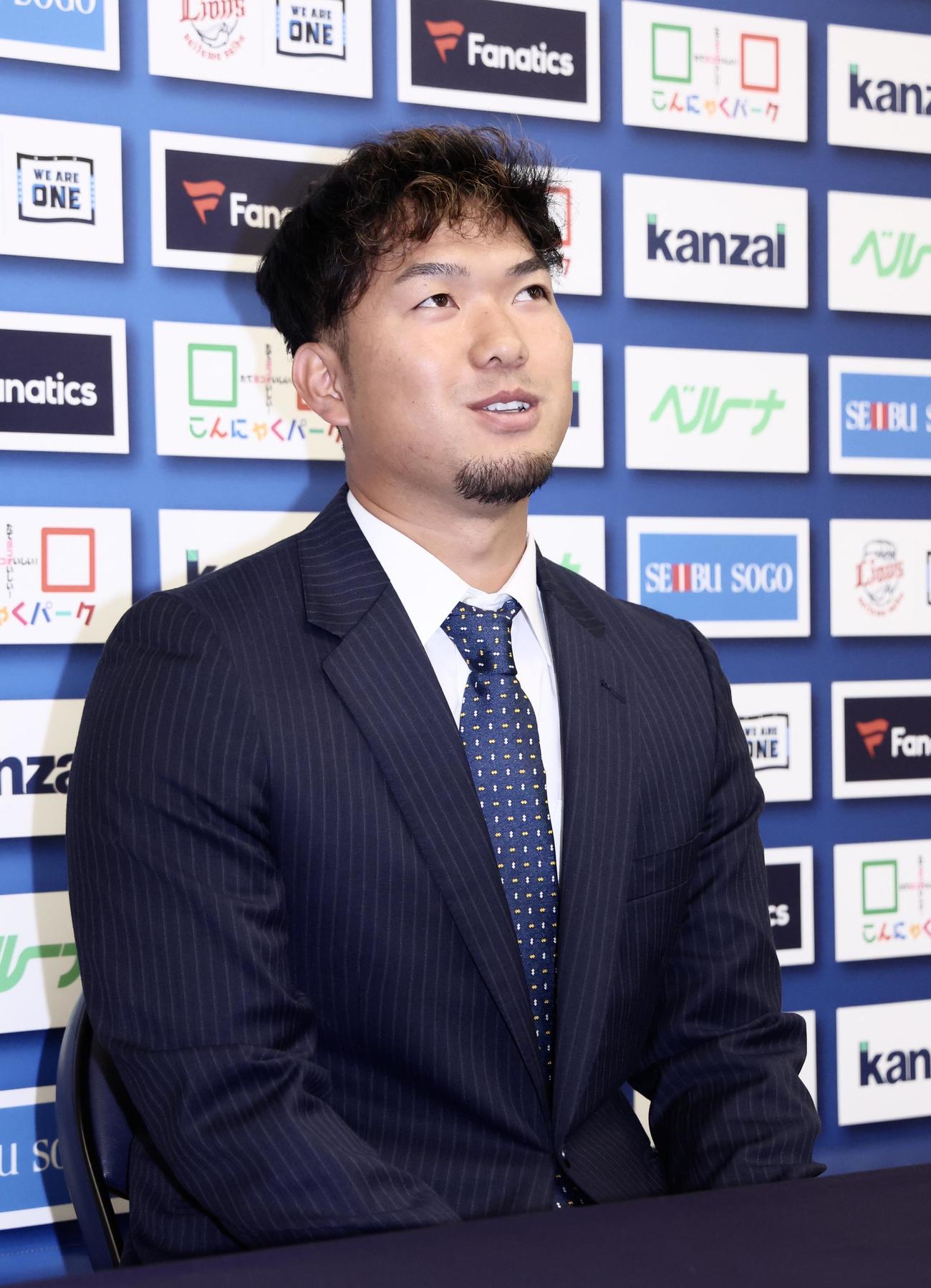 契約更改を終え、会見に臨む西武柘植（撮影・河田真司）
