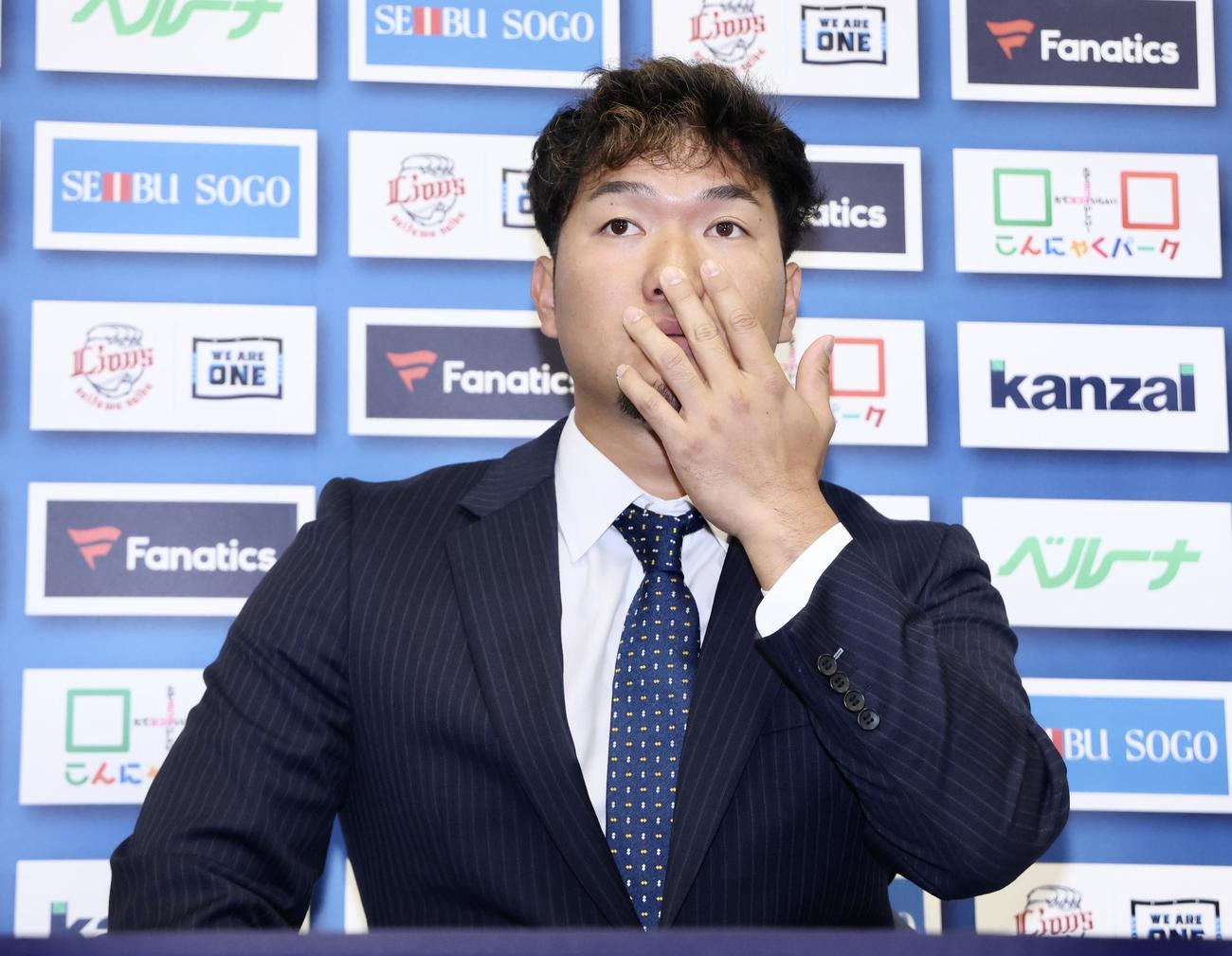 契約更改を終え、会見に臨む西武柘植（撮影・河田真司）